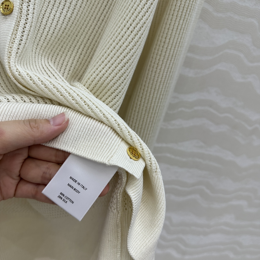 独家首发❤️高端原单品质❤️LP高智感老钱风穿搭！25春夏新品，高级素色针织V领开衫，空调房必入！缕空工