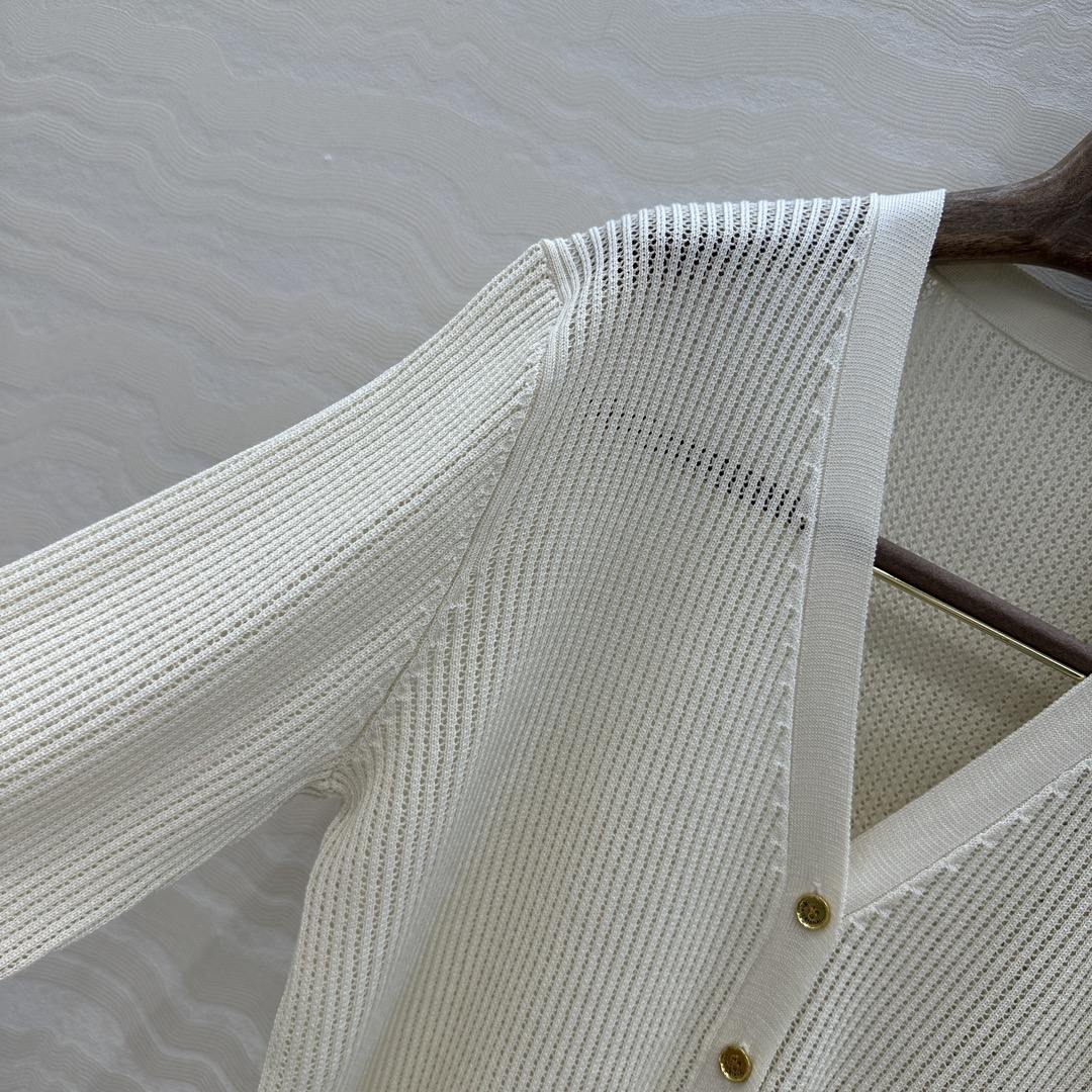 独家首发❤️高端原单品质❤️LP高智感老钱风穿搭！25春夏新品，高级素色针织V领开衫，空调房必入！缕空工