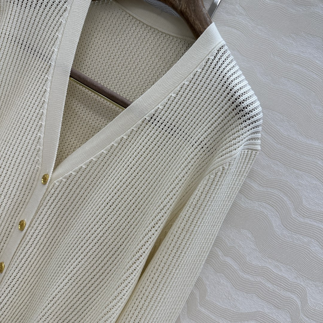 独家首发❤️高端原单品质❤️LP高智感老钱风穿搭！25春夏新品，高级素色针织V领开衫，空调房必入！缕空工