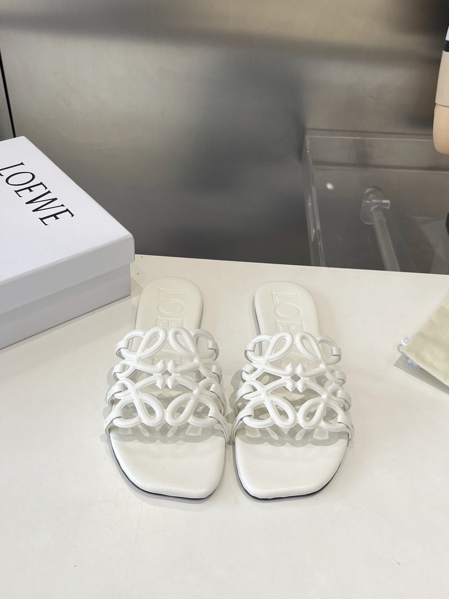 NO:404261,LOEWE 25ss Spring and summer new product slippers Crazy grass planting simple design feels cleaner and more elegant, making you miss it. The color is also very pleasing and beautiful. The temperament is full of aura when you put it on, and it is simply invincible and handsome. The upper is made of cowhide print, the inside is tiptoed, sheepskin, Italy imported injection molded leather sole Size35-41 (40 41 custom made without return), slippers, loewe, loewe, slippers, cowhide, sheepskin, Leather soles19860909LOEWE 罗意威 25ss 春夏新品 拖鞋 疯狂种草简约设计感觉更干净优雅 让你念念不忘 颜色也很耐看漂亮,上脚瞬间气质十足气场,简直无敌帅气有型 鞋面采用牛皮印花 内里踮脚 羊皮 意大利进口注塑真皮大底 Size35-41（40 41 定制不退换）,拖鞋,loewe,loewe,slippers,cowhide,sheepskin,Leather soles,Women's Shoes