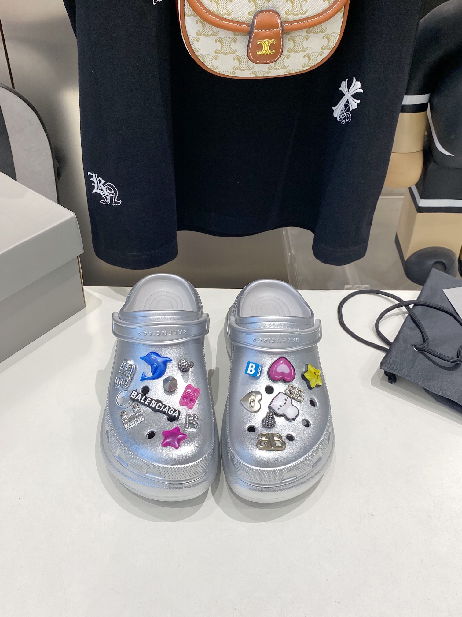 NO:404251,Balenciaga x Crocs Co-branded hole shoes Balenciaga x Crocs Spring and summer latest couples hole shoes, 25 spring new dark horse items, fashion bloggers at home and abroad show off, popular among social platforms at home and abroad, fashion experts must buy, various Bajia elements hardware buckles DIY, very brand recognition, heavy money to open molds, craftsmanship, accurate restoration of every detail Original mold opening EVA rubber and plastic integrated molding outsole, super light on the feet, a perfect height of 6cm, a complete height of the original full set of packaging Size35-44, slippers, balenciaga, balenciaga, burberry, slippers19860909Balenciaga x Crocs 联名洞洞鞋 巴黎世家Balenciaga x Crocs春夏最新情侣款洞洞鞋,25春季新款黑马单品,海内外时尚博主纷纷上脚大秀,火遍海内外社交平台,时尚达人必入款,各种巴家元素五金扣DIY  极具品牌辨识度 重金开模打造 匠心工艺,精准还原每个细节 原版开模EVA橡塑一体成型大底 上脚超级轻 大底高度6cm妥妥的增高神器 原版全套包装 Size35-44,拖鞋,balenciaga,balenciaga,burberry,slippers,Women's Shoes