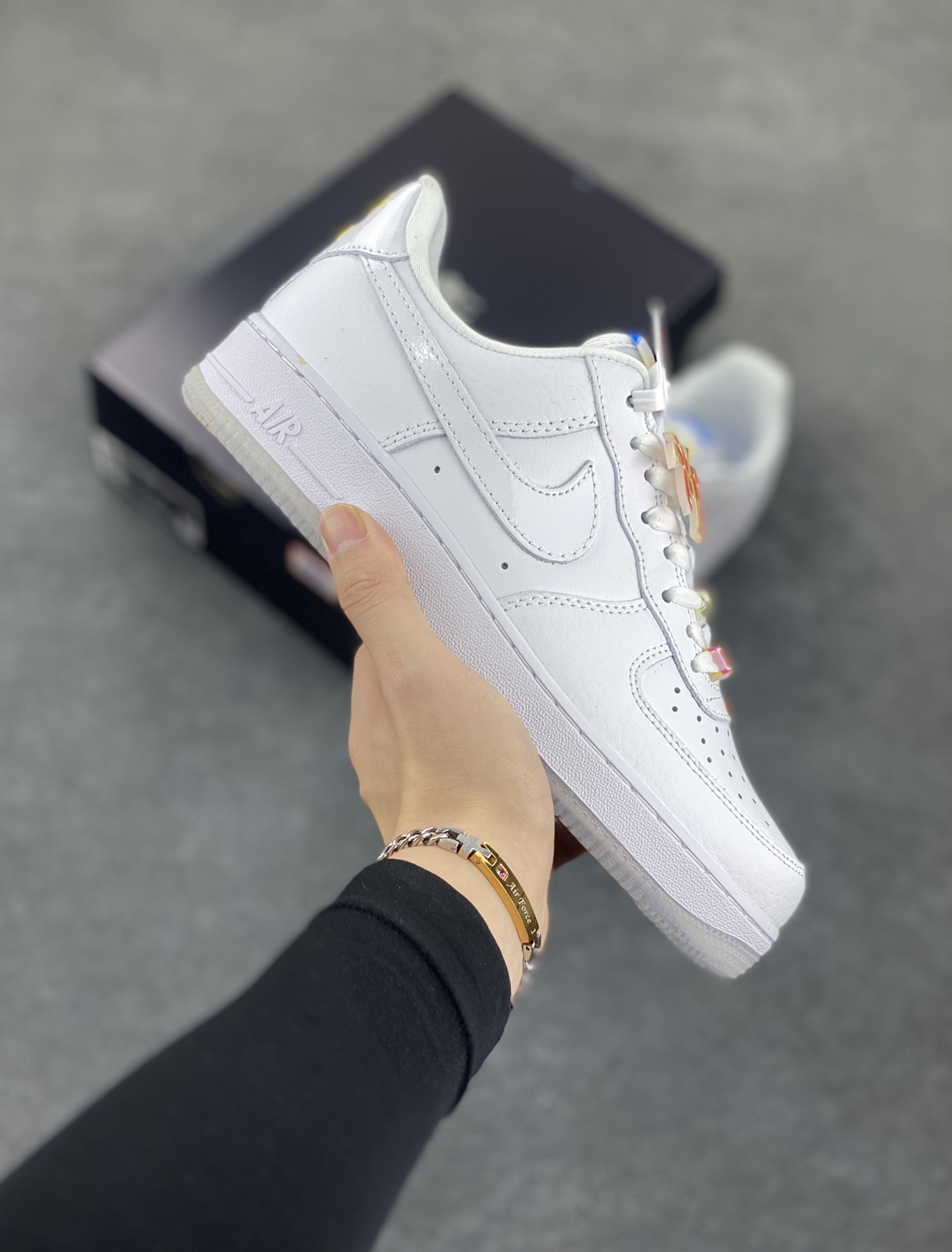 Air Force 1 Low 粉白红手绘涂鸦 原楦头原纸板 打造纯正空军版型 #专注外贸渠道 全掌内置蜂窝气垫 #原盒配件 原厂中底钢印、拉帮完美 货号：IB8875-111 尺码：36 36.5 37.5 38 38.5 39 40 40.5 41 42 42.5 43 44 44.5 45-选品中心