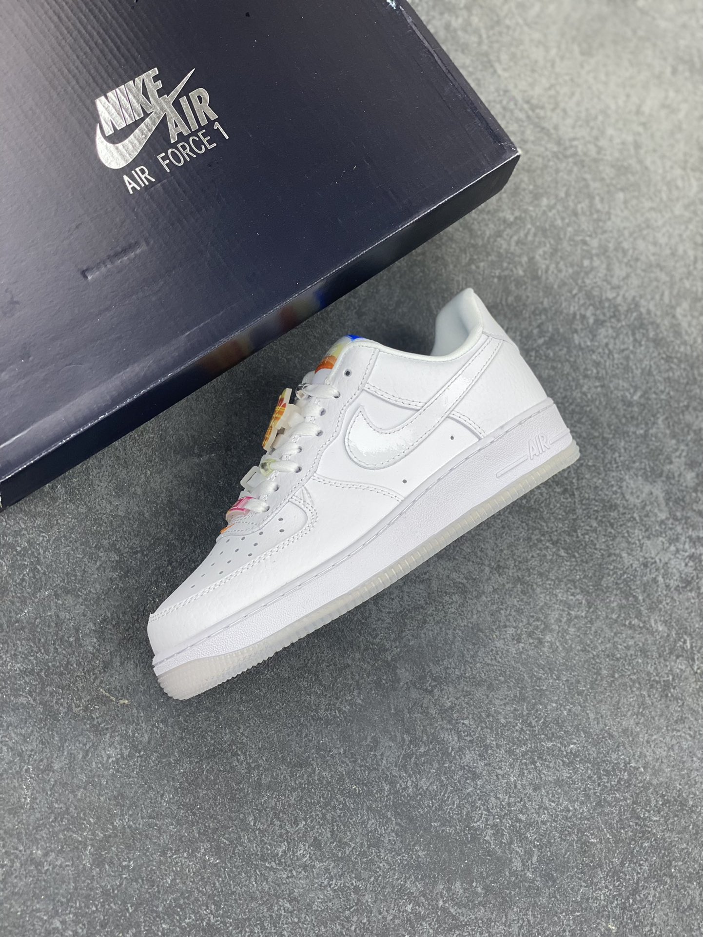 图片[7]-Air Force 1 Low 粉白红手绘涂鸦 原楦头原纸板 打造纯正空军版型 #专注外贸渠道 全掌内置蜂窝气垫 #原盒配件 原厂中底钢印、拉帮完美 货号：IB8875-111 尺码：36 36.5 37.5 38 38.5 39 40 40.5 41 42 42.5 43 44 44.5 45-选品中心