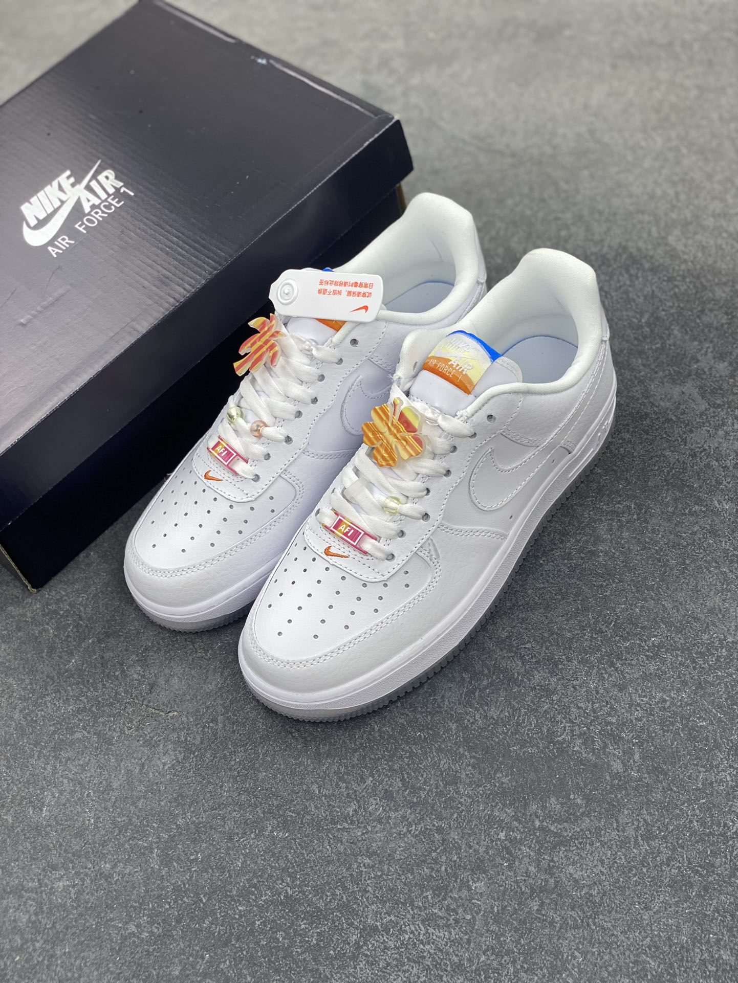 图片[8]-Air Force 1 Low 粉白红手绘涂鸦 原楦头原纸板 打造纯正空军版型 #专注外贸渠道 全掌内置蜂窝气垫 #原盒配件 原厂中底钢印、拉帮完美 货号：IB8875-111 尺码：36 36.5 37.5 38 38.5 39 40 40.5 41 42 42.5 43 44 44.5 45-选品中心