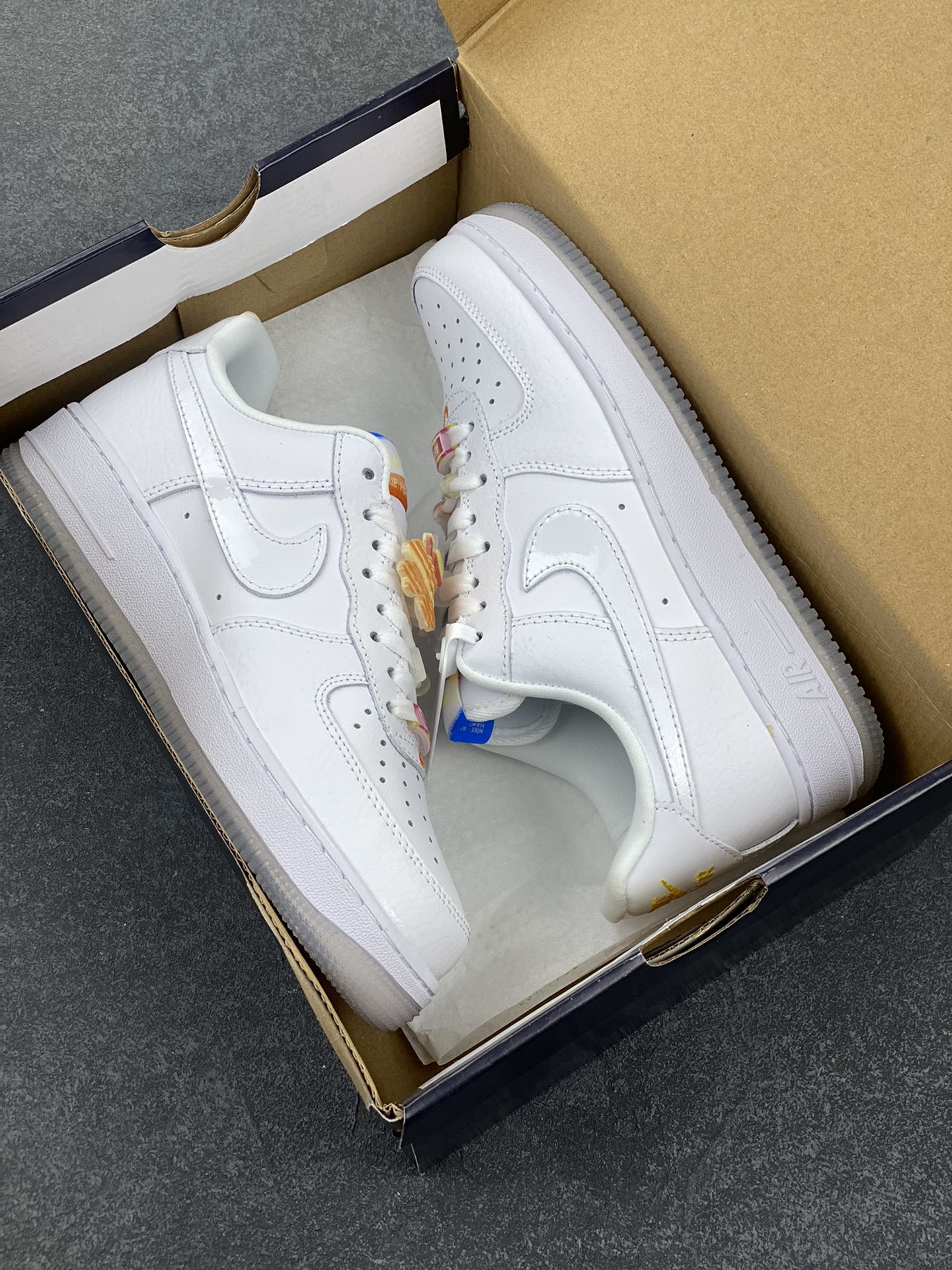 图片[9]-Air Force 1 Low 粉白红手绘涂鸦 原楦头原纸板 打造纯正空军版型 #专注外贸渠道 全掌内置蜂窝气垫 #原盒配件 原厂中底钢印、拉帮完美 货号：IB8875-111 尺码：36 36.5 37.5 38 38.5 39 40 40.5 41 42 42.5 43 44 44.5 45-选品中心