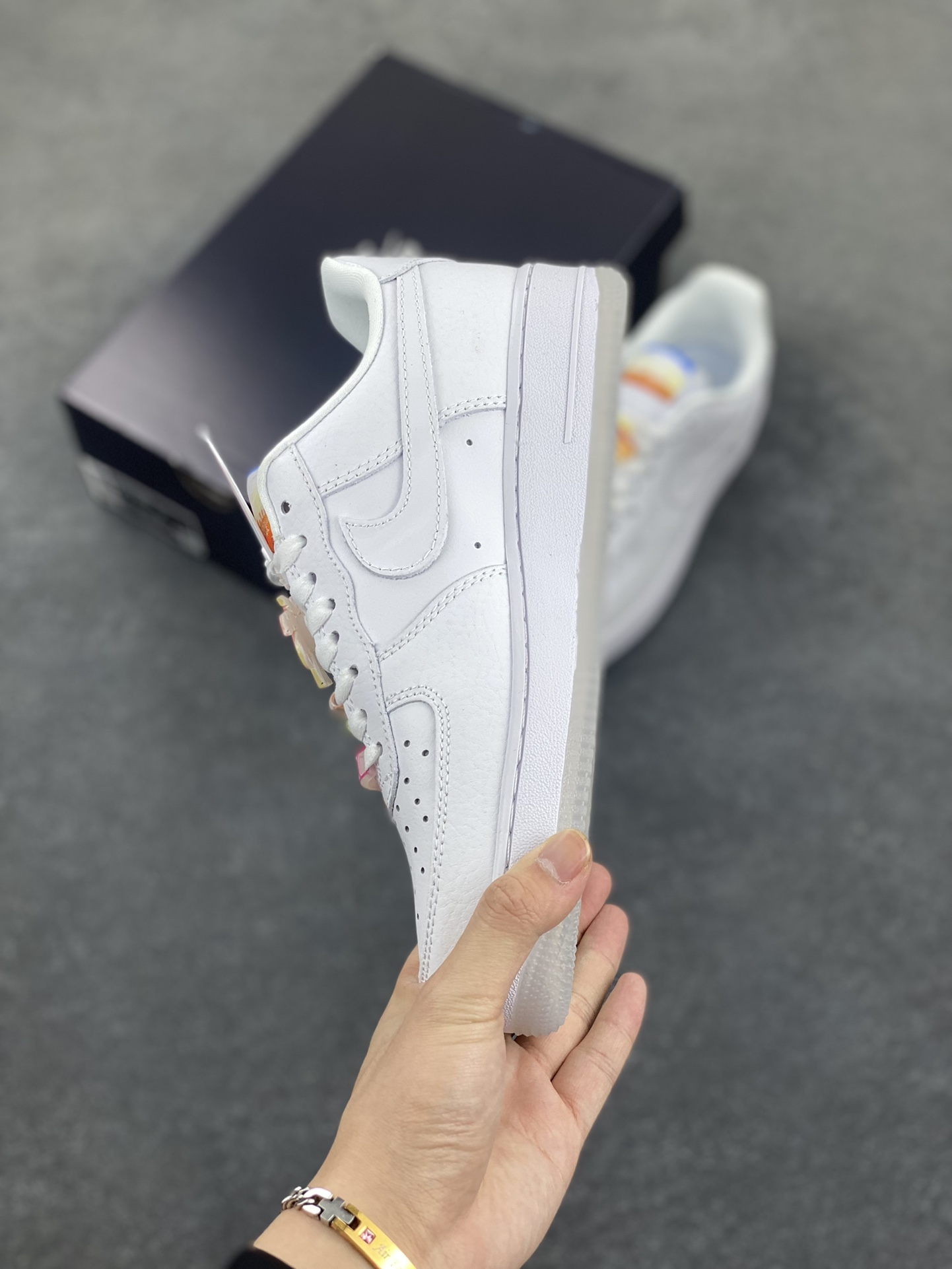 图片[3]-Air Force 1 Low 粉白红手绘涂鸦 原楦头原纸板 打造纯正空军版型 #专注外贸渠道 全掌内置蜂窝气垫 #原盒配件 原厂中底钢印、拉帮完美 货号：IB8875-111 尺码：36 36.5 37.5 38 38.5 39 40 40.5 41 42 42.5 43 44 44.5 45-选品中心