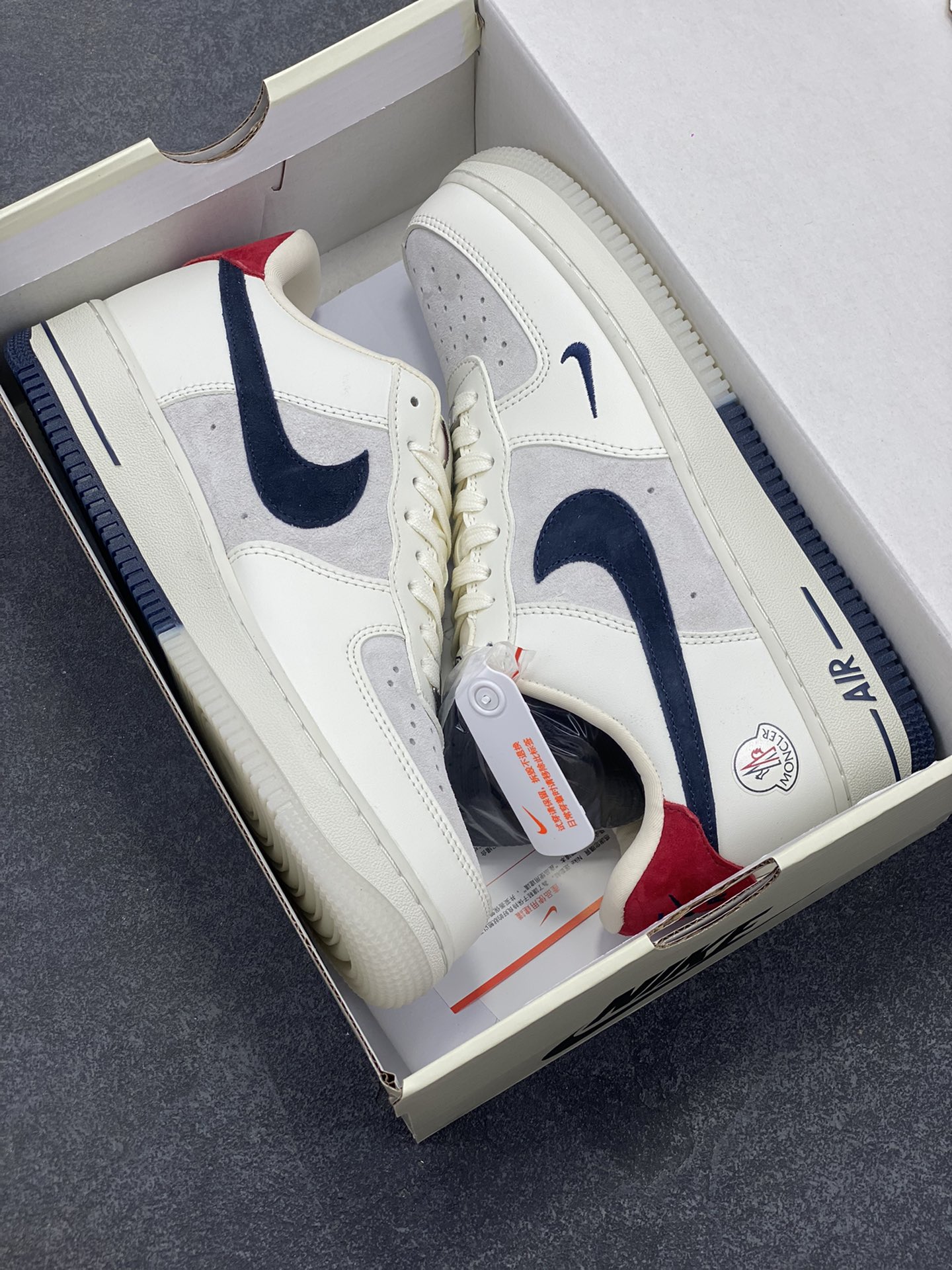 图片[9]-NIke Air Force 1 \’07 Low “蒙口联名–米蓝猪八双拼”空军一号 低帮 运动鞋 休闲鞋 折边针车 工艺难度大 原楦头原纸板 原装鞋盒 定制五金配件 内置全掌气垫 原厂鞋底 货号：CH6336-512 尺码：36 36.5 37.5 38 38.5 39 40 40.5 41 42 42.5 43 44 44.5 45-选品中心