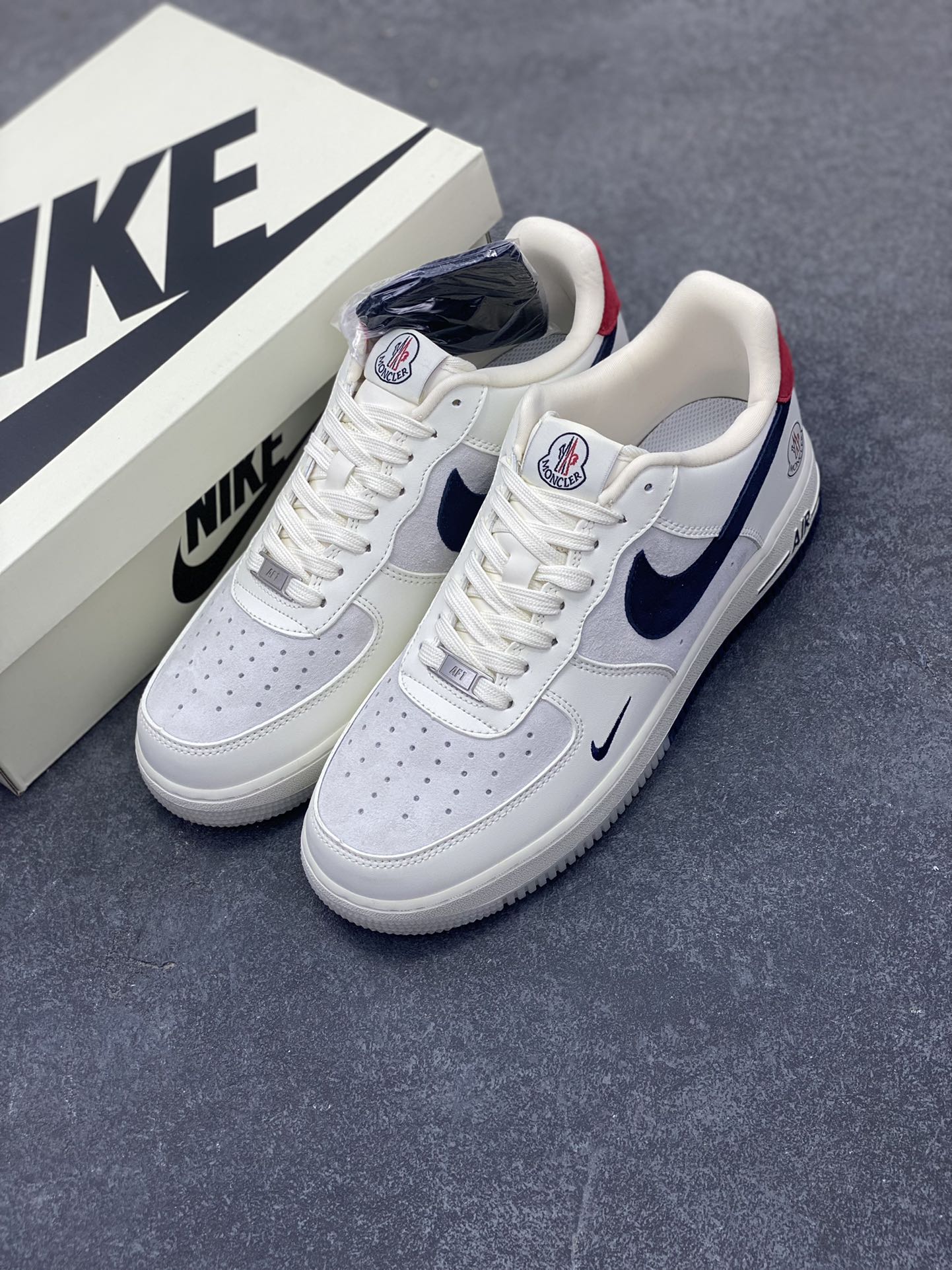 图片[8]-NIke Air Force 1 \’07 Low “蒙口联名–米蓝猪八双拼”空军一号 低帮 运动鞋 休闲鞋 折边针车 工艺难度大 原楦头原纸板 原装鞋盒 定制五金配件 内置全掌气垫 原厂鞋底 货号：CH6336-512 尺码：36 36.5 37.5 38 38.5 39 40 40.5 41 42 42.5 43 44 44.5 45-选品中心