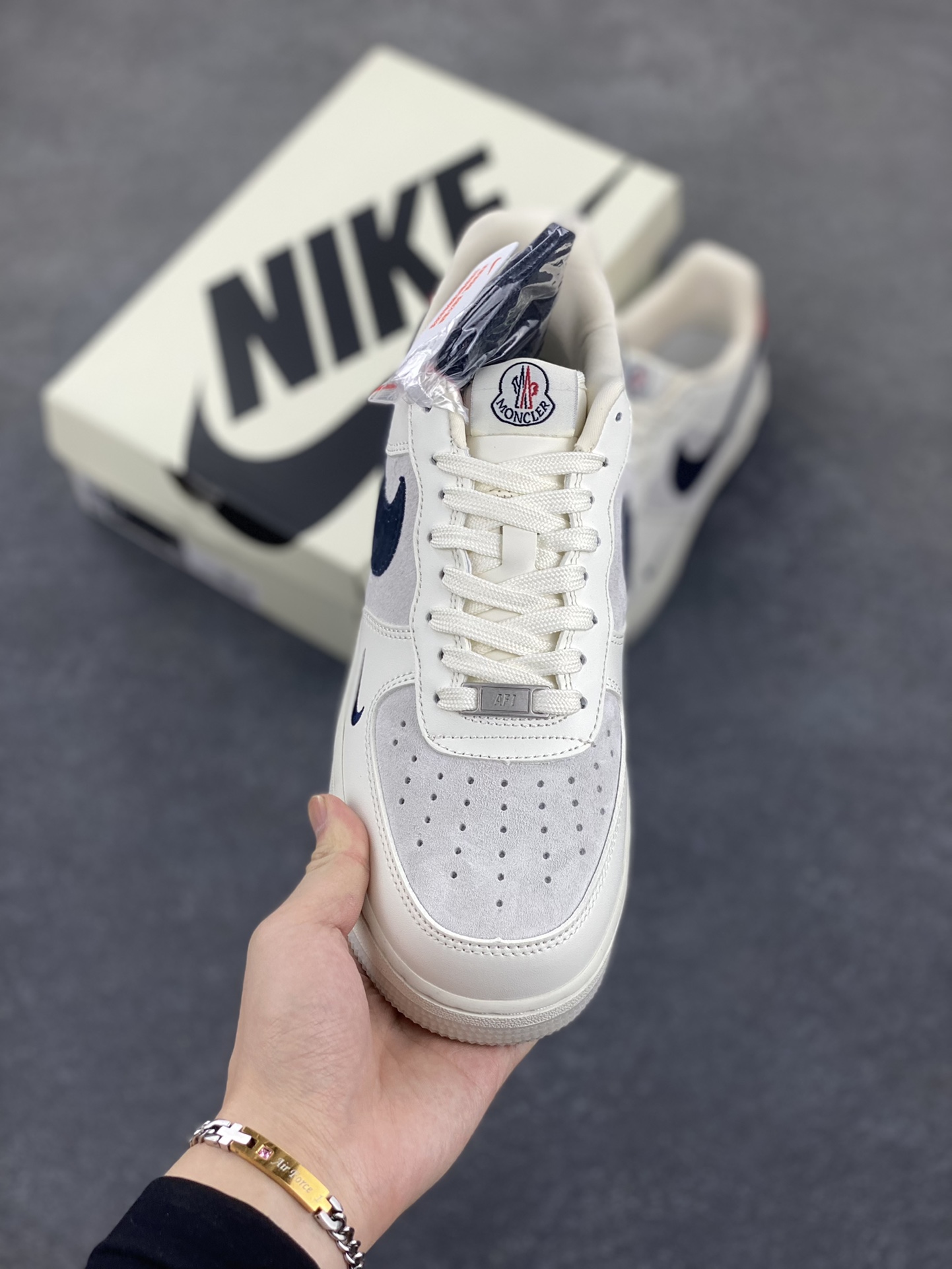图片[2]-NIke Air Force 1 \’07 Low “蒙口联名–米蓝猪八双拼”空军一号 低帮 运动鞋 休闲鞋 折边针车 工艺难度大 原楦头原纸板 原装鞋盒 定制五金配件 内置全掌气垫 原厂鞋底 货号：CH6336-512 尺码：36 36.5 37.5 38 38.5 39 40 40.5 41 42 42.5 43 44 44.5 45-选品中心
