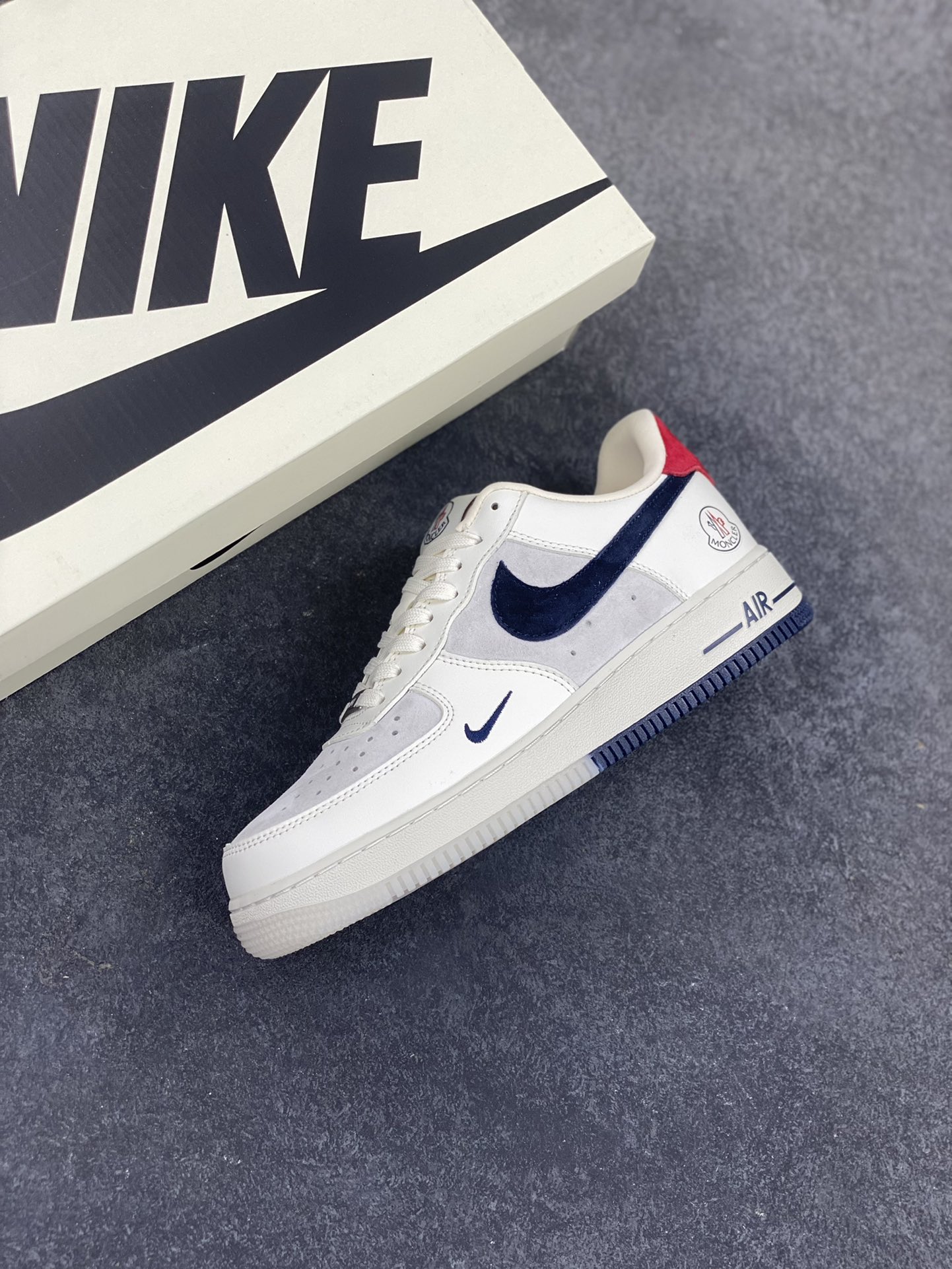 图片[7]-NIke Air Force 1 \’07 Low “蒙口联名–米蓝猪八双拼”空军一号 低帮 运动鞋 休闲鞋 折边针车 工艺难度大 原楦头原纸板 原装鞋盒 定制五金配件 内置全掌气垫 原厂鞋底 货号：CH6336-512 尺码：36 36.5 37.5 38 38.5 39 40 40.5 41 42 42.5 43 44 44.5 45-选品中心