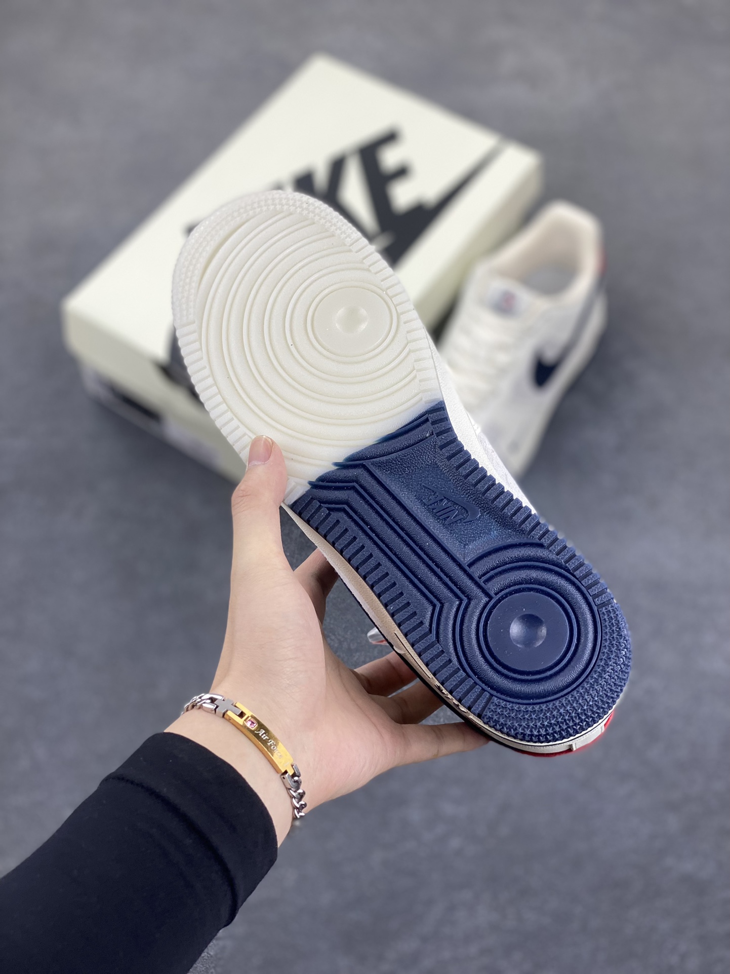 图片[5]-NIke Air Force 1 \’07 Low “蒙口联名–米蓝猪八双拼”空军一号 低帮 运动鞋 休闲鞋 折边针车 工艺难度大 原楦头原纸板 原装鞋盒 定制五金配件 内置全掌气垫 原厂鞋底 货号：CH6336-512 尺码：36 36.5 37.5 38 38.5 39 40 40.5 41 42 42.5 43 44 44.5 45-选品中心