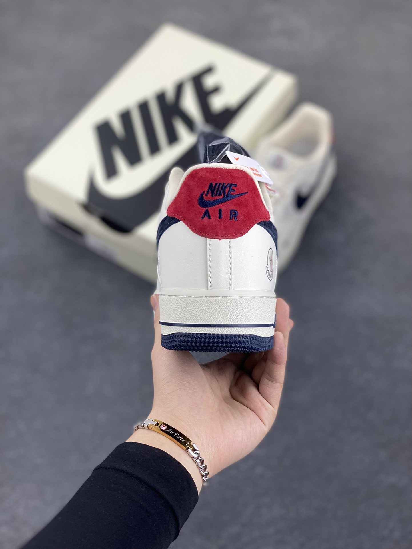 图片[4]-NIke Air Force 1 \’07 Low “蒙口联名–米蓝猪八双拼”空军一号 低帮 运动鞋 休闲鞋 折边针车 工艺难度大 原楦头原纸板 原装鞋盒 定制五金配件 内置全掌气垫 原厂鞋底 货号：CH6336-512 尺码：36 36.5 37.5 38 38.5 39 40 40.5 41 42 42.5 43 44 44.5 45-选品中心