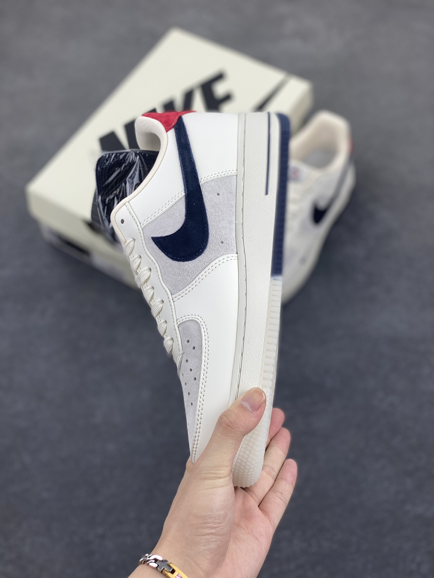 图片[3]-NIke Air Force 1 \’07 Low “蒙口联名–米蓝猪八双拼”空军一号 低帮 运动鞋 休闲鞋 折边针车 工艺难度大 原楦头原纸板 原装鞋盒 定制五金配件 内置全掌气垫 原厂鞋底 货号：CH6336-512 尺码：36 36.5 37.5 38 38.5 39 40 40.5 41 42 42.5 43 44 44.5 45-选品中心