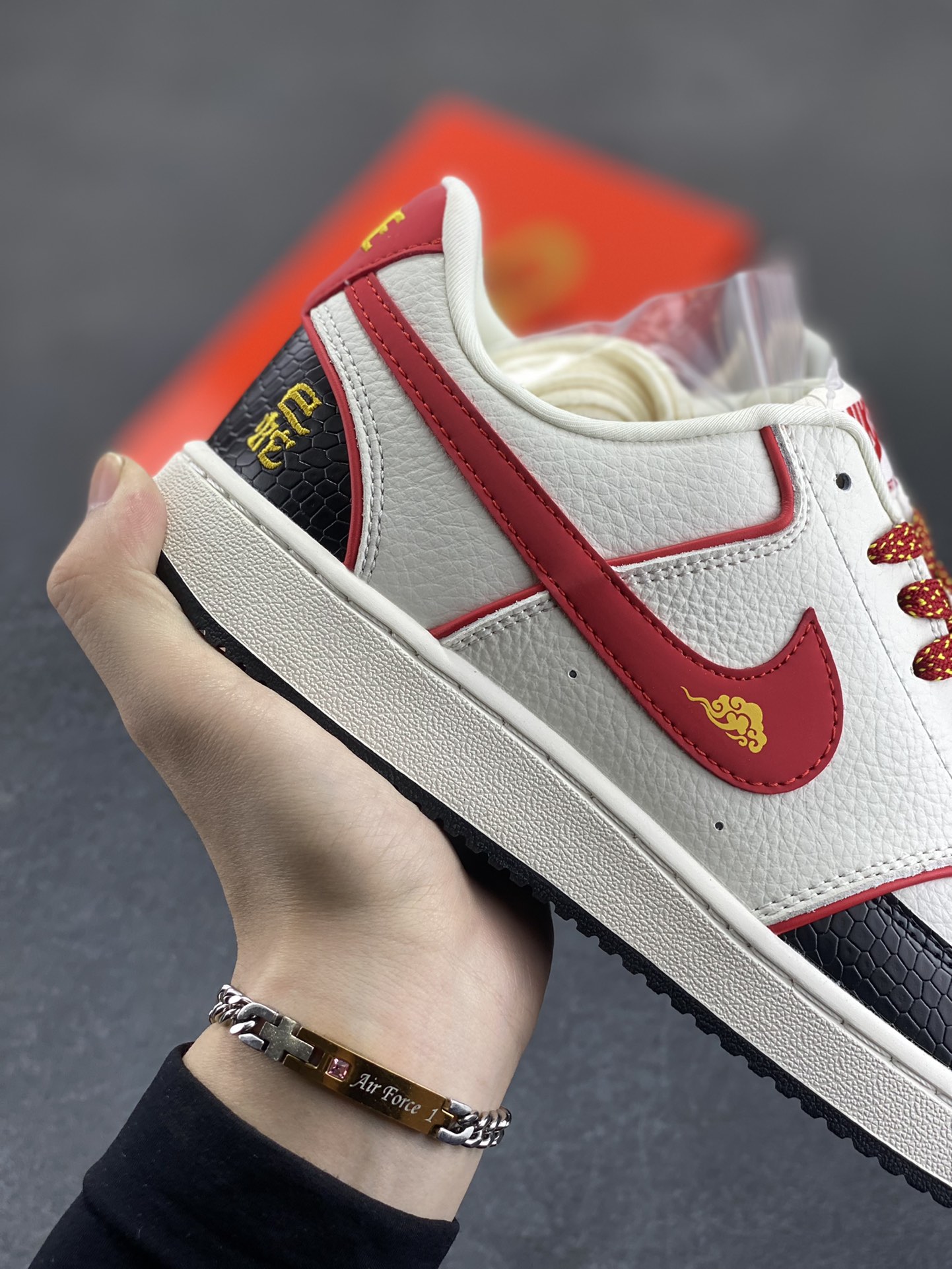 图片[6]-海外爆款 ZP订单 NIKE EBERNON Low prm 小空军低帮百搭透气休闲运动板鞋 独家头层版本 原数据独家私模大底 纯正版型 清洁度完美 货号：FD5188-130 尺码：36 36.5 37.5 38 38.5 39 40 40.5 41 42 42.5 43 44 44.5 45-选品中心