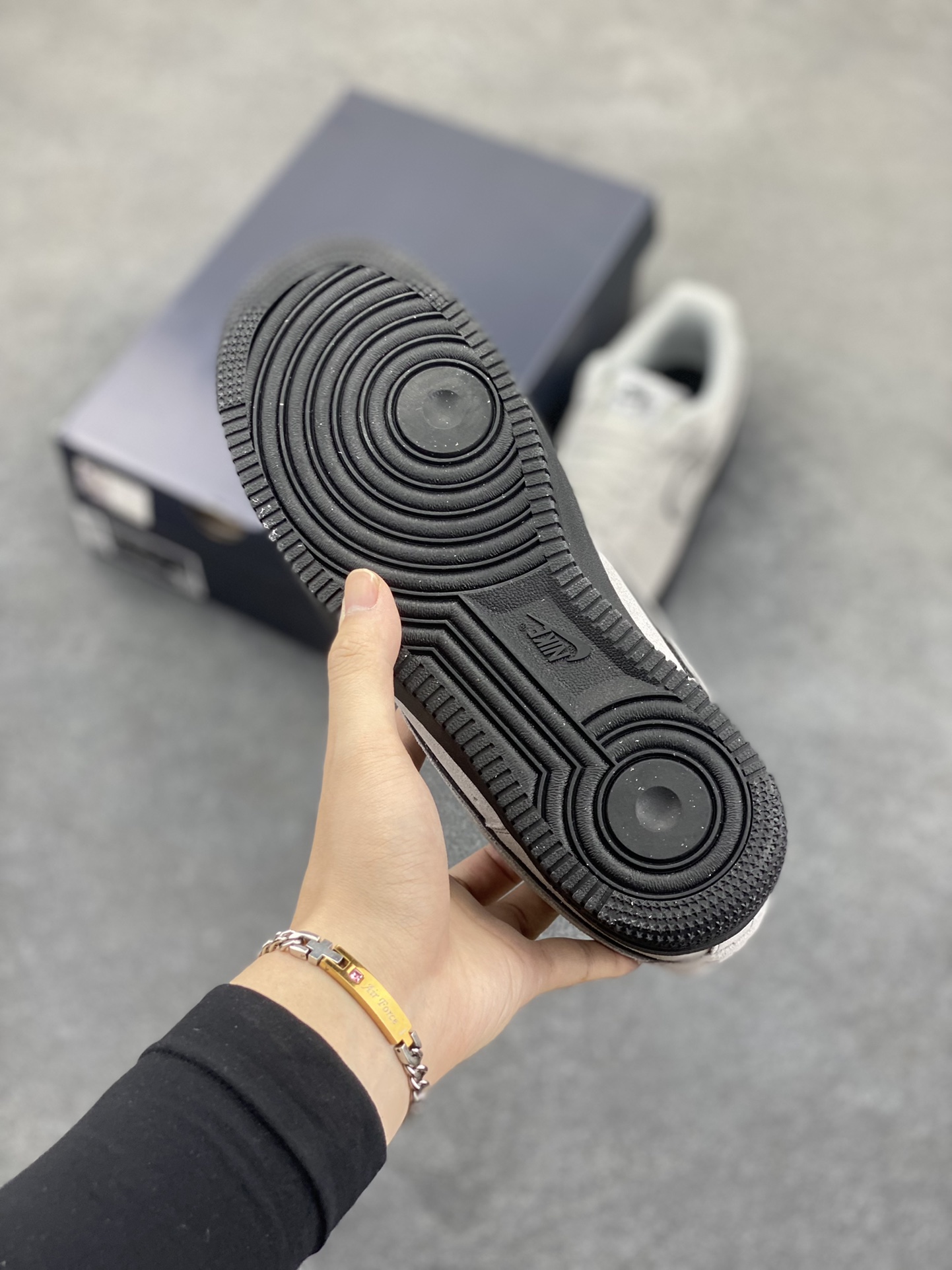 图片[5]-Nike Air Force 1 Low 军械灰 空军一号低帮运动休闲板鞋 原楦头原纸板 打造纯正空军版型#专注外贸渠道 全掌内置蜂窝气垫 #原盒配件 原厂中底钢印、拉帮完美 货号：HQ1966-001 尺码：36 36.5 37.5 38 38.5 39 40 40.5 41 42 42.5 43 44 44.5 45-选品中心