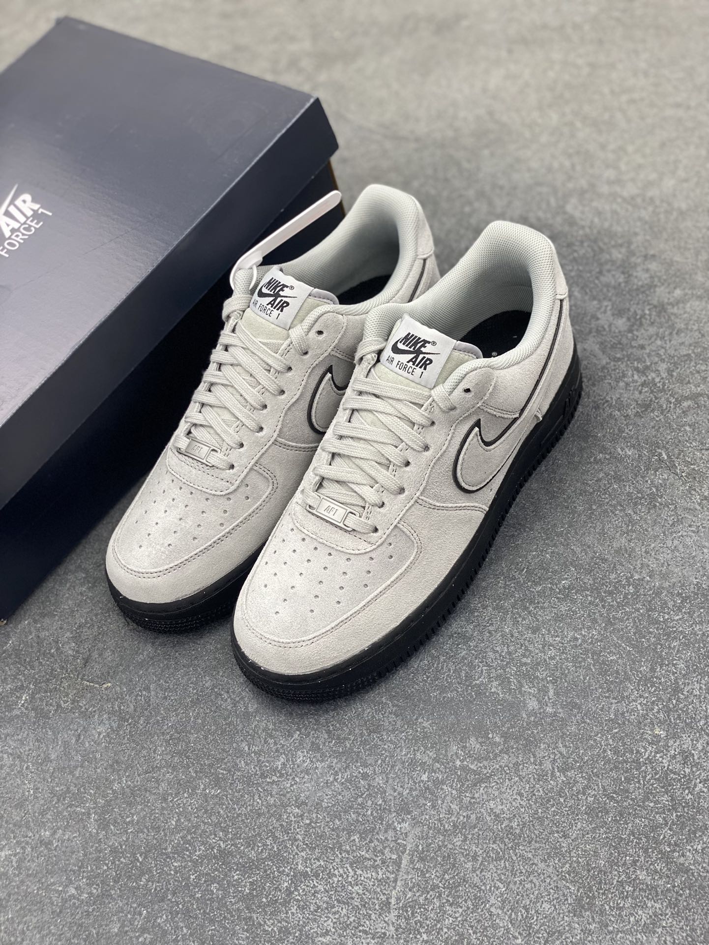 图片[8]-Nike Air Force 1 Low 军械灰 空军一号低帮运动休闲板鞋 原楦头原纸板 打造纯正空军版型#专注外贸渠道 全掌内置蜂窝气垫 #原盒配件 原厂中底钢印、拉帮完美 货号：HQ1966-001 尺码：36 36.5 37.5 38 38.5 39 40 40.5 41 42 42.5 43 44 44.5 45-选品中心