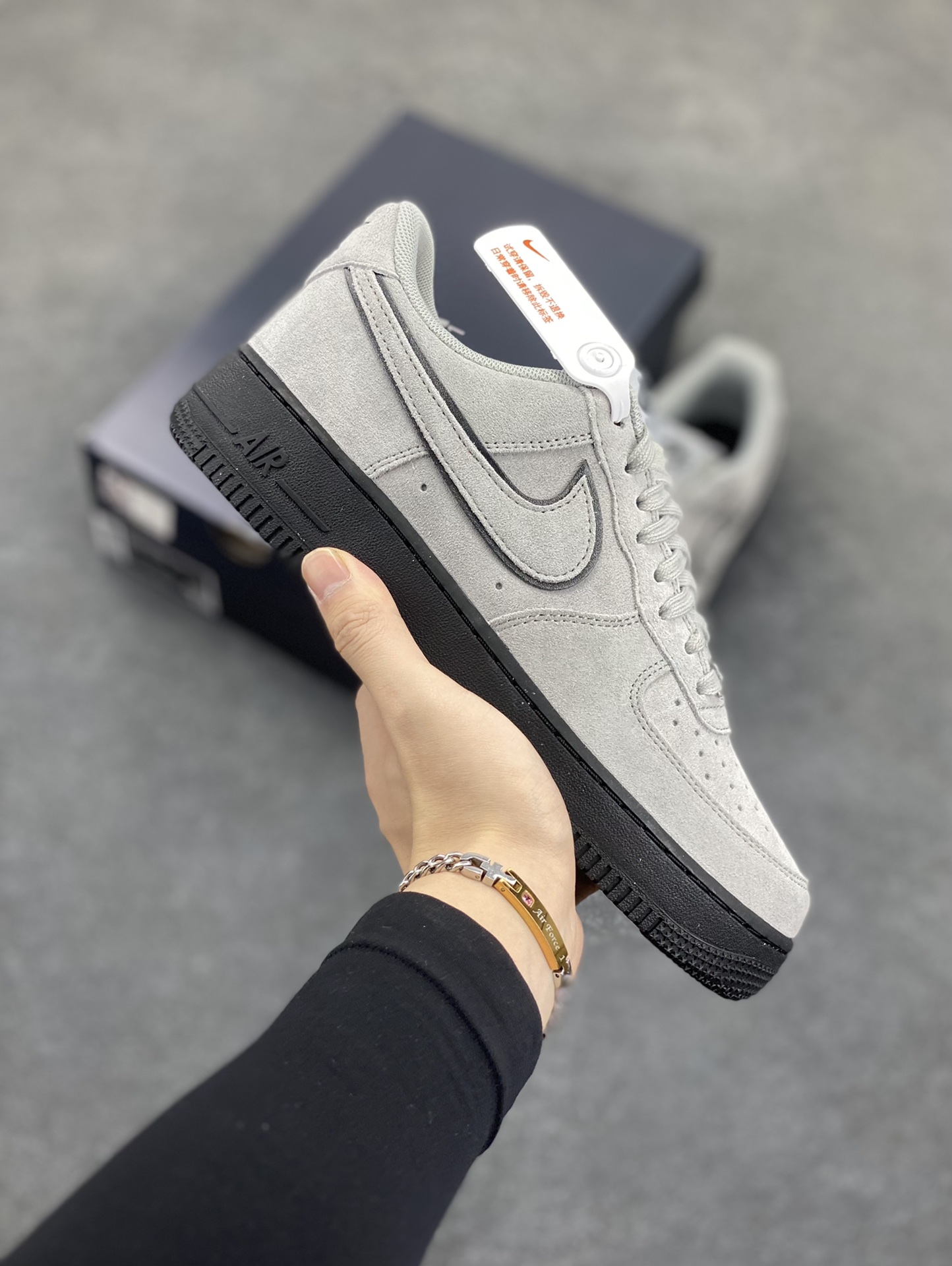 Nike Air Force 1 Low 军械灰 空军一号低帮运动休闲板鞋 原楦头原纸板 打造纯正空军版型#专注外贸渠道 全掌内置蜂窝气垫 #原盒配件 原厂中底钢印、拉帮完美 货号：HQ1966-001 尺码：36 36.5 37.5 38 38.5 39 40 40.5 41 42 42.5 43 44 44.5 45-选品中心