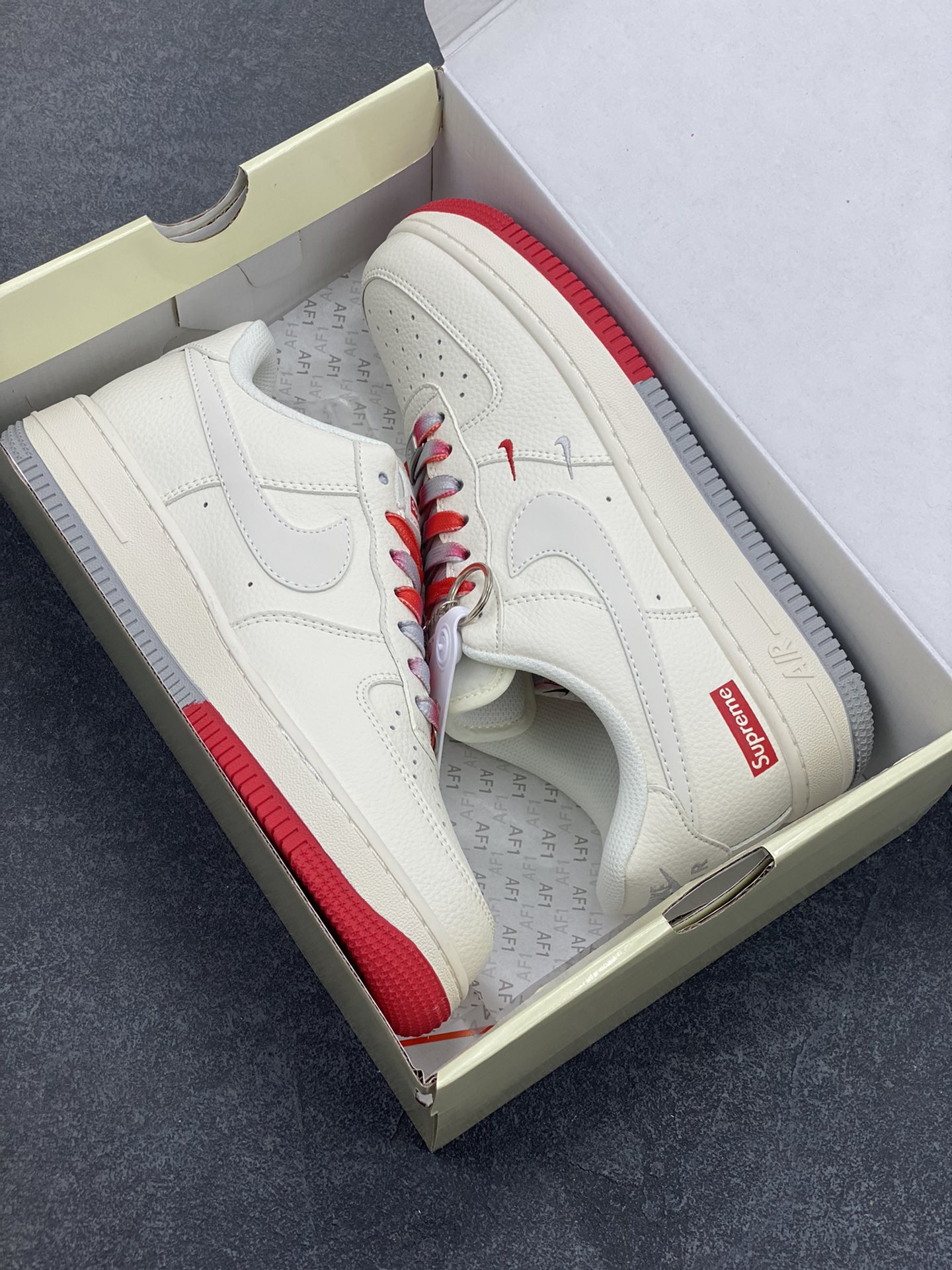 图片[9]-NIke Air Force 1 \’07 Low “Supreme联名——双拼红灰”空军一号 低帮 运动鞋 休闲鞋 折边针车 工艺难度大 原楦头原纸板 原装鞋盒 定制五金配件 内置全掌气垫 原厂鞋底 货号：XX3168-157 尺码：36 36.5 37.5 38 38.5 39 40 40.5 41 42 42.5 43 44 44.5 45-选品中心