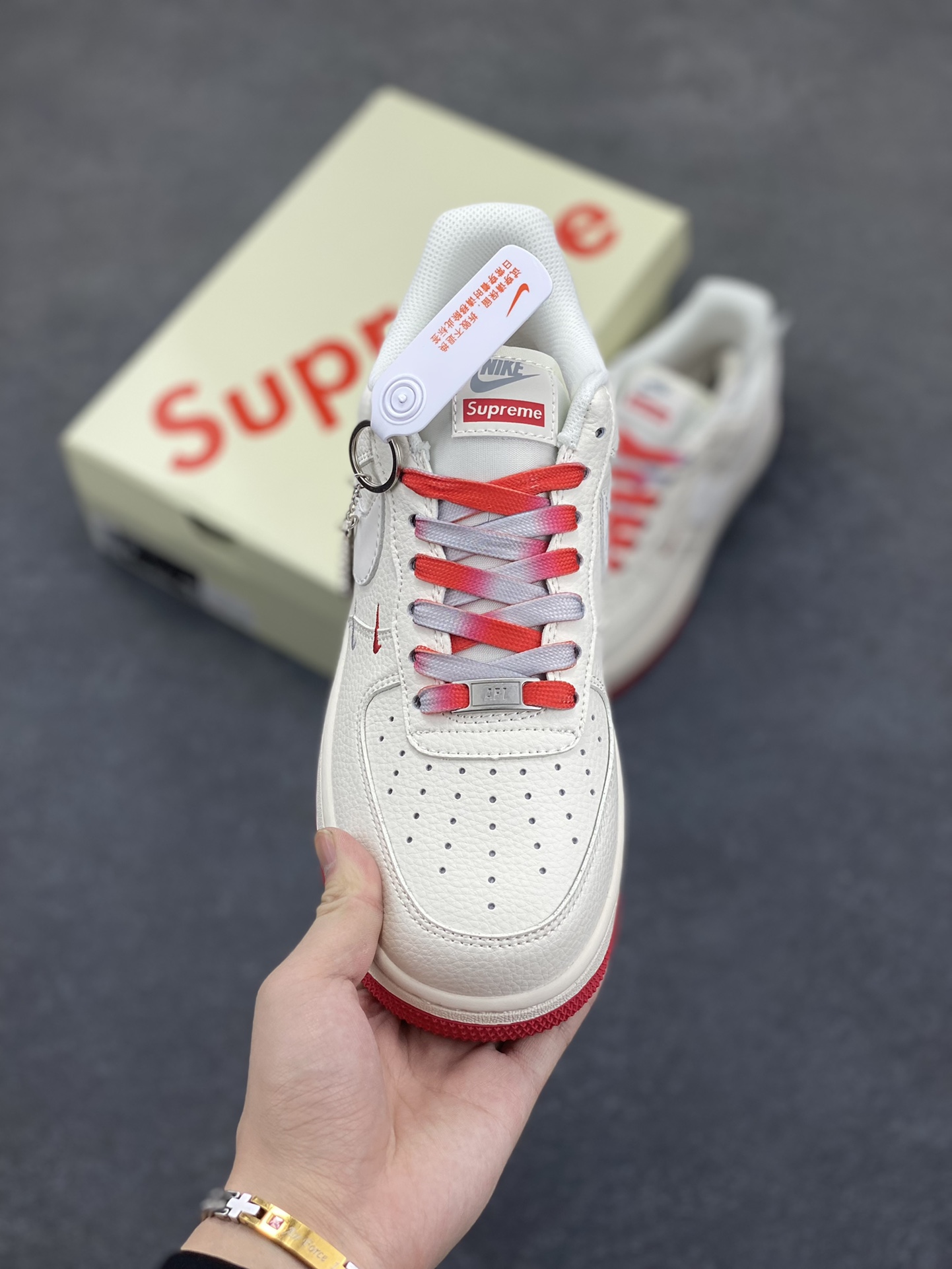 图片[2]-NIke Air Force 1 \’07 Low “Supreme联名——双拼红灰”空军一号 低帮 运动鞋 休闲鞋 折边针车 工艺难度大 原楦头原纸板 原装鞋盒 定制五金配件 内置全掌气垫 原厂鞋底 货号：XX3168-157 尺码：36 36.5 37.5 38 38.5 39 40 40.5 41 42 42.5 43 44 44.5 45-选品中心