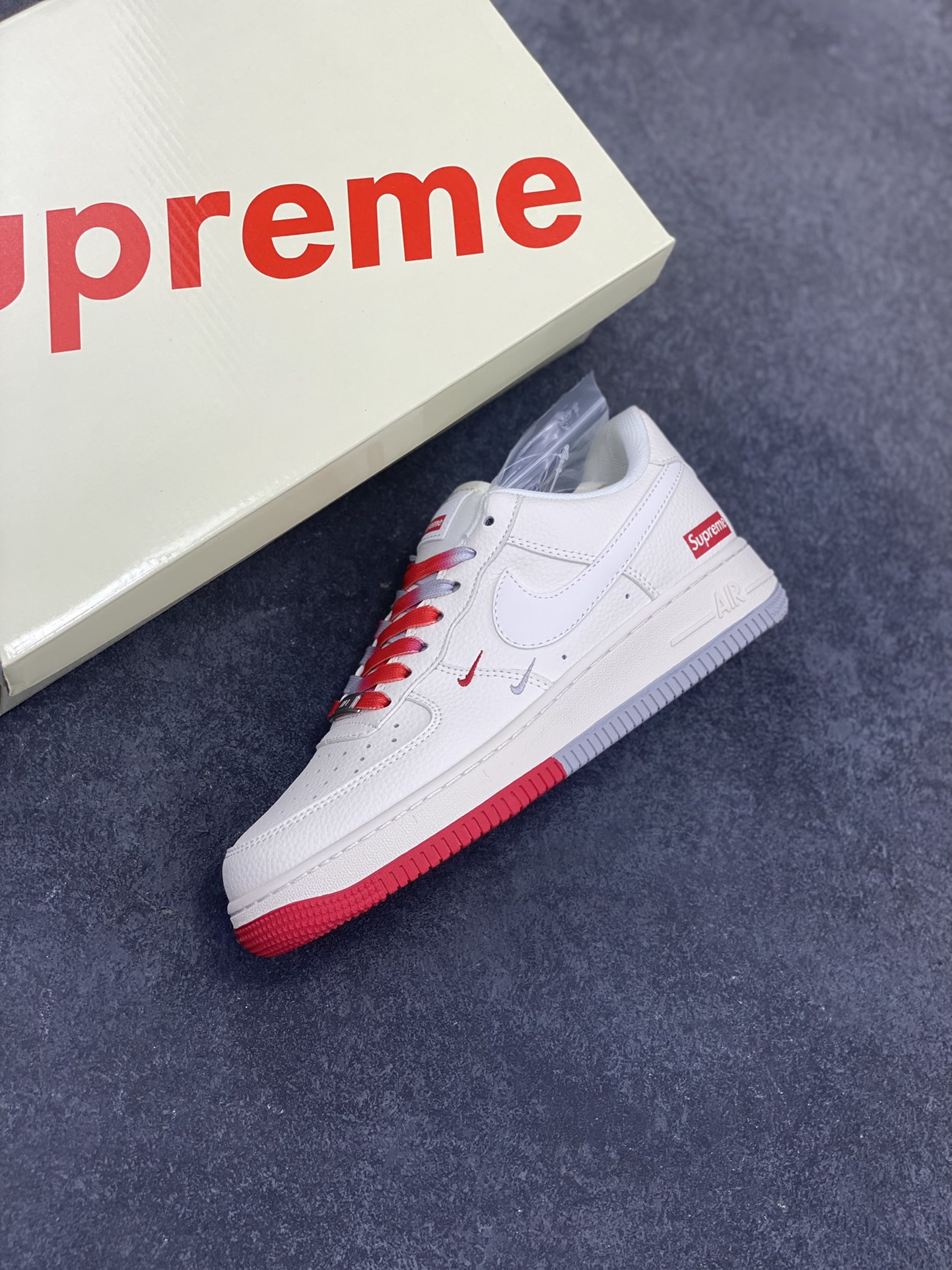 图片[7]-NIke Air Force 1 \’07 Low “Supreme联名——双拼红灰”空军一号 低帮 运动鞋 休闲鞋 折边针车 工艺难度大 原楦头原纸板 原装鞋盒 定制五金配件 内置全掌气垫 原厂鞋底 货号：XX3168-157 尺码：36 36.5 37.5 38 38.5 39 40 40.5 41 42 42.5 43 44 44.5 45-选品中心