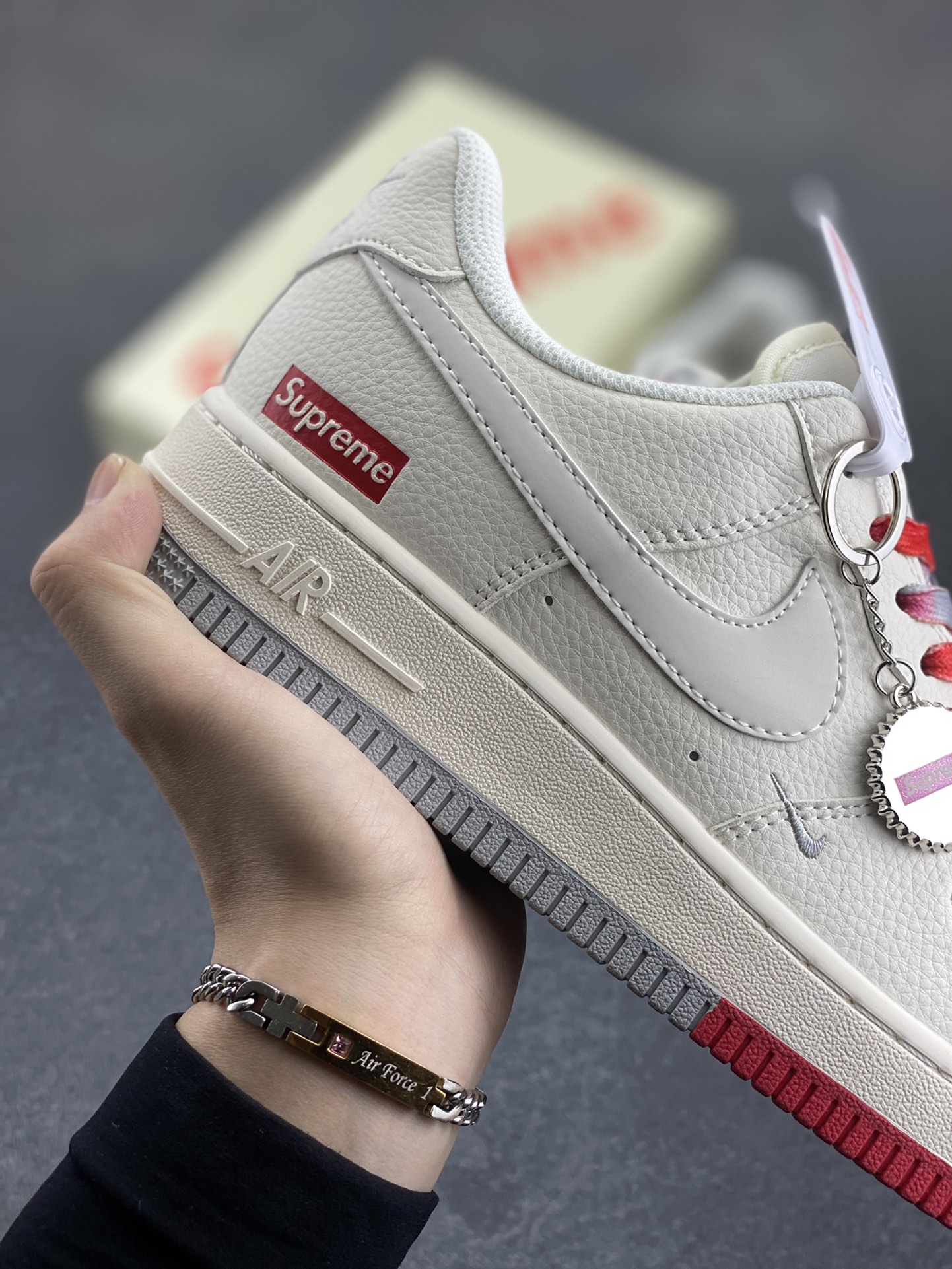 图片[6]-NIke Air Force 1 \’07 Low “Supreme联名——双拼红灰”空军一号 低帮 运动鞋 休闲鞋 折边针车 工艺难度大 原楦头原纸板 原装鞋盒 定制五金配件 内置全掌气垫 原厂鞋底 货号：XX3168-157 尺码：36 36.5 37.5 38 38.5 39 40 40.5 41 42 42.5 43 44 44.5 45-选品中心