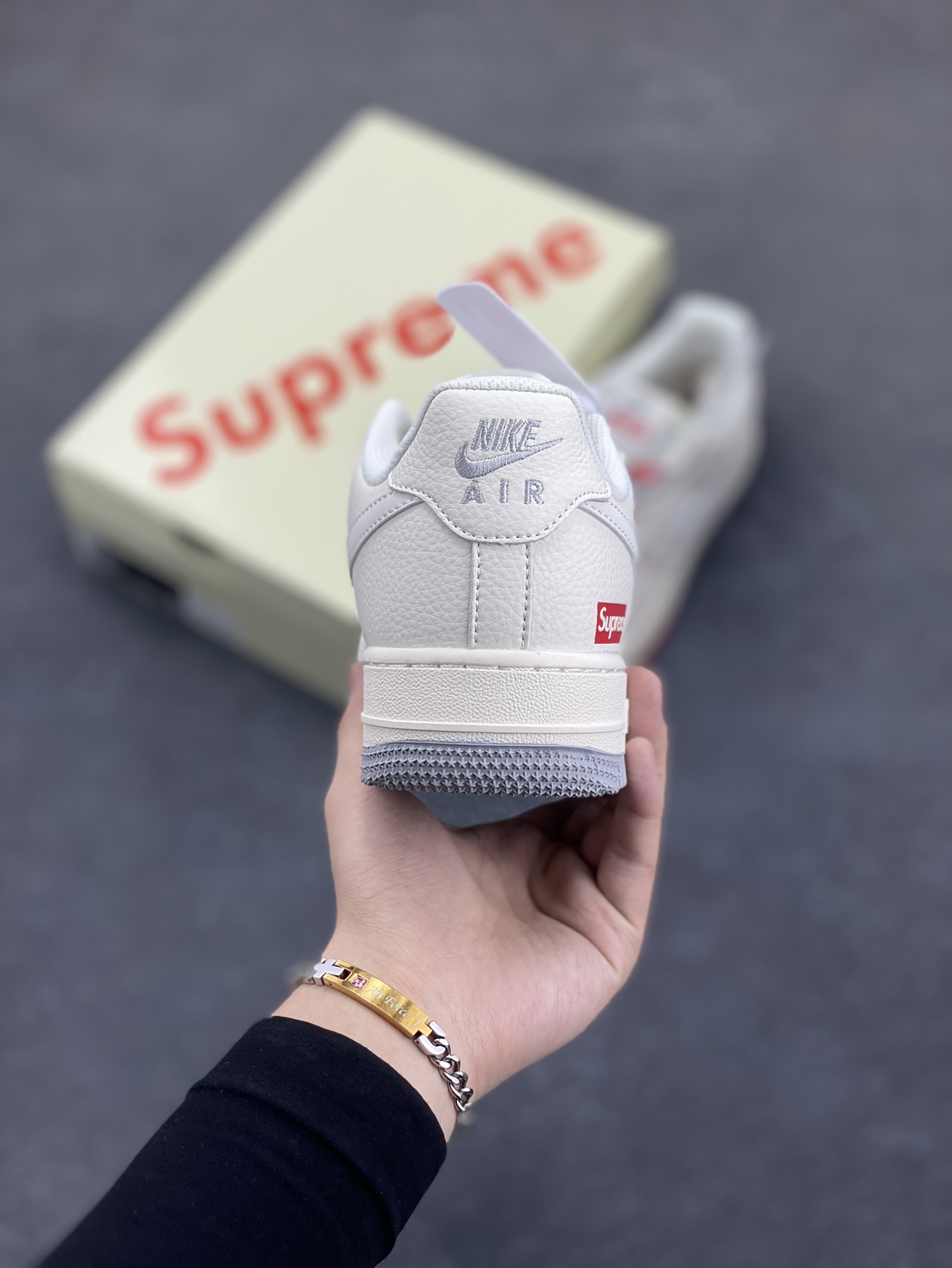 图片[4]-NIke Air Force 1 \’07 Low “Supreme联名——双拼红灰”空军一号 低帮 运动鞋 休闲鞋 折边针车 工艺难度大 原楦头原纸板 原装鞋盒 定制五金配件 内置全掌气垫 原厂鞋底 货号：XX3168-157 尺码：36 36.5 37.5 38 38.5 39 40 40.5 41 42 42.5 43 44 44.5 45-选品中心