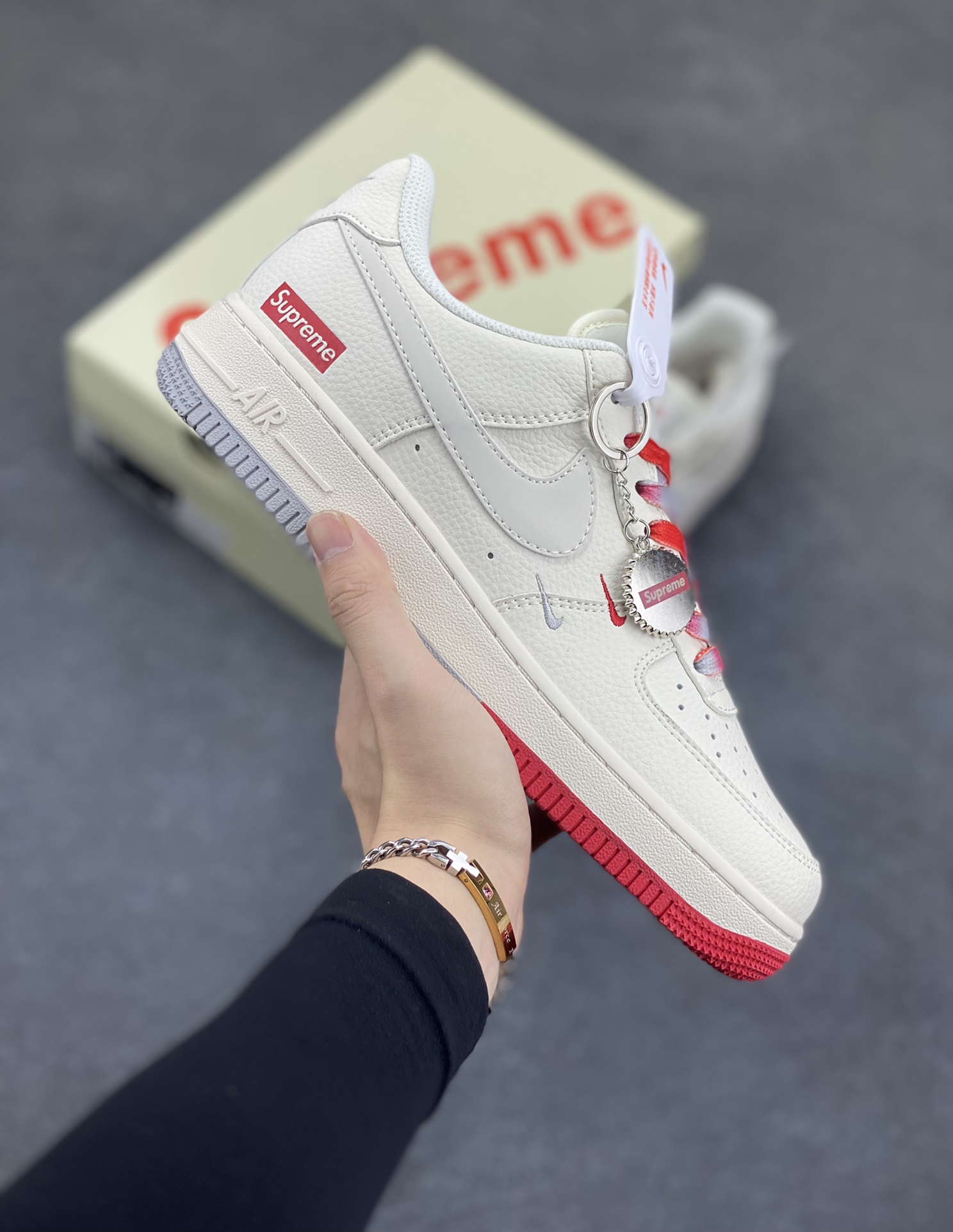 NIke Air Force 1 \’07 Low “Supreme联名——双拼红灰”空军一号 低帮 运动鞋 休闲鞋 折边针车 工艺难度大 原楦头原纸板 原装鞋盒 定制五金配件 内置全掌气垫 原厂鞋底 货号:XX3168-157 尺码:36 36.5 37.5 38 38.5 39 40 40.5 41 42 42.5 43 44 44.5 45-选品中心