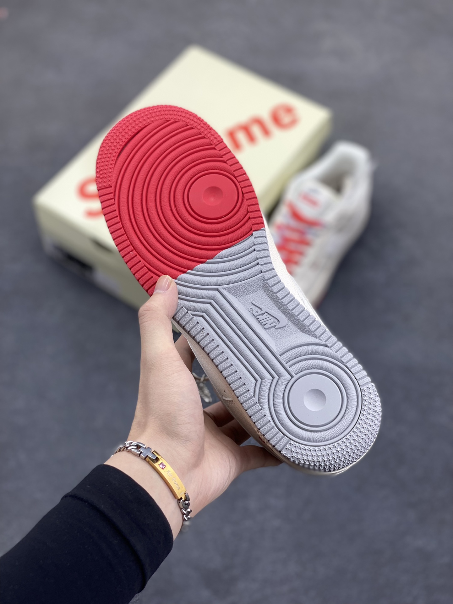 图片[5]-NIke Air Force 1 \’07 Low “Supreme联名——双拼红灰”空军一号 低帮 运动鞋 休闲鞋 折边针车 工艺难度大 原楦头原纸板 原装鞋盒 定制五金配件 内置全掌气垫 原厂鞋底 货号：XX3168-157 尺码：36 36.5 37.5 38 38.5 39 40 40.5 41 42 42.5 43 44 44.5 45-选品中心