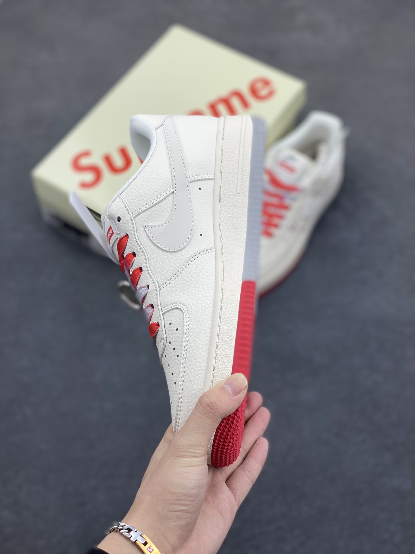 图片[3]-NIke Air Force 1 \’07 Low “Supreme联名——双拼红灰”空军一号 低帮 运动鞋 休闲鞋 折边针车 工艺难度大 原楦头原纸板 原装鞋盒 定制五金配件 内置全掌气垫 原厂鞋底 货号：XX3168-157 尺码：36 36.5 37.5 38 38.5 39 40 40.5 41 42 42.5 43 44 44.5 45-选品中心