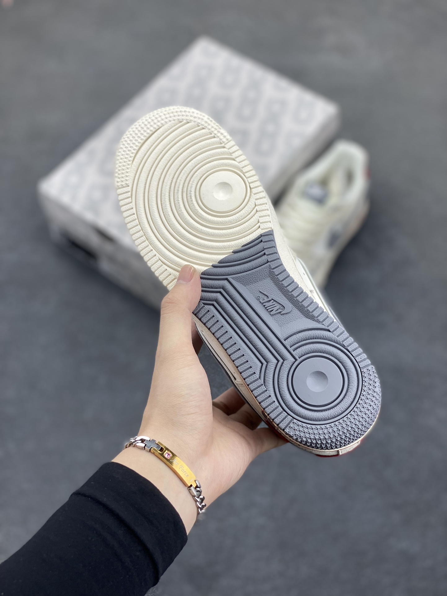 图片[5]-NIke Air Force 1 \’07 Low “北面联名——双拼灰AF1”空军一号 低帮 运动鞋 休闲鞋 折边针车 工艺难度大 原楦头原纸板 原装鞋盒 定制五金配件 内置全掌气垫 原厂鞋底 货号：YX5066-313 尺码：36 36.5 37.5 38 38.5 39 40 40.5 41 42 42.5 43 44 44.5 45-选品中心