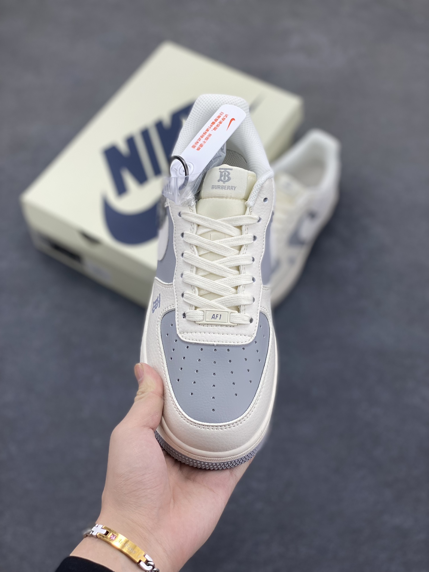 图片[2]-NIke Air Force 1 \’07 Low “巴宝莉联名——米灰”空军一号 低帮 运动鞋 休闲鞋 折边针车 工艺难度大 原楦头原纸板 原装鞋盒 定制五金配件 内置全掌气垫 原厂鞋底 货号：BB8588-225 尺码：36 36.5 37.5 38 38.5 39 40 40.5 41 42 42.5 43 44 44.5 45-选品中心