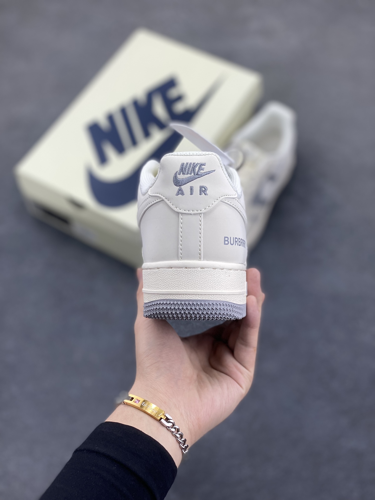 图片[4]-NIke Air Force 1 \’07 Low “巴宝莉联名——米灰”空军一号 低帮 运动鞋 休闲鞋 折边针车 工艺难度大 原楦头原纸板 原装鞋盒 定制五金配件 内置全掌气垫 原厂鞋底 货号：BB8588-225 尺码：36 36.5 37.5 38 38.5 39 40 40.5 41 42 42.5 43 44 44.5 45-选品中心