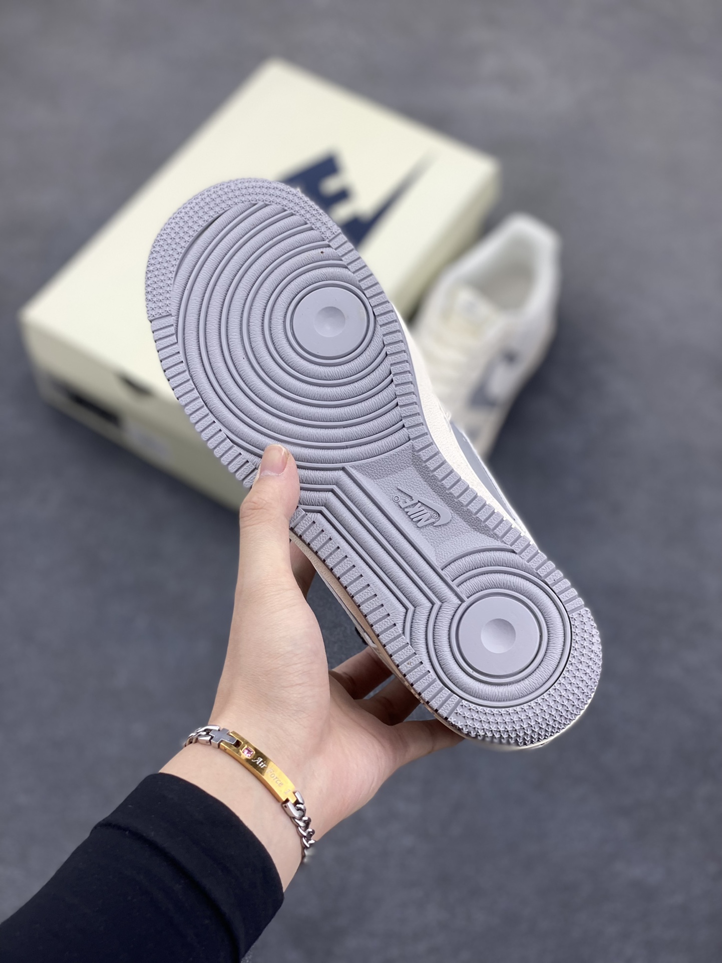 图片[5]-NIke Air Force 1 \’07 Low “巴宝莉联名——米灰”空军一号 低帮 运动鞋 休闲鞋 折边针车 工艺难度大 原楦头原纸板 原装鞋盒 定制五金配件 内置全掌气垫 原厂鞋底 货号：BB8588-225 尺码：36 36.5 37.5 38 38.5 39 40 40.5 41 42 42.5 43 44 44.5 45-选品中心