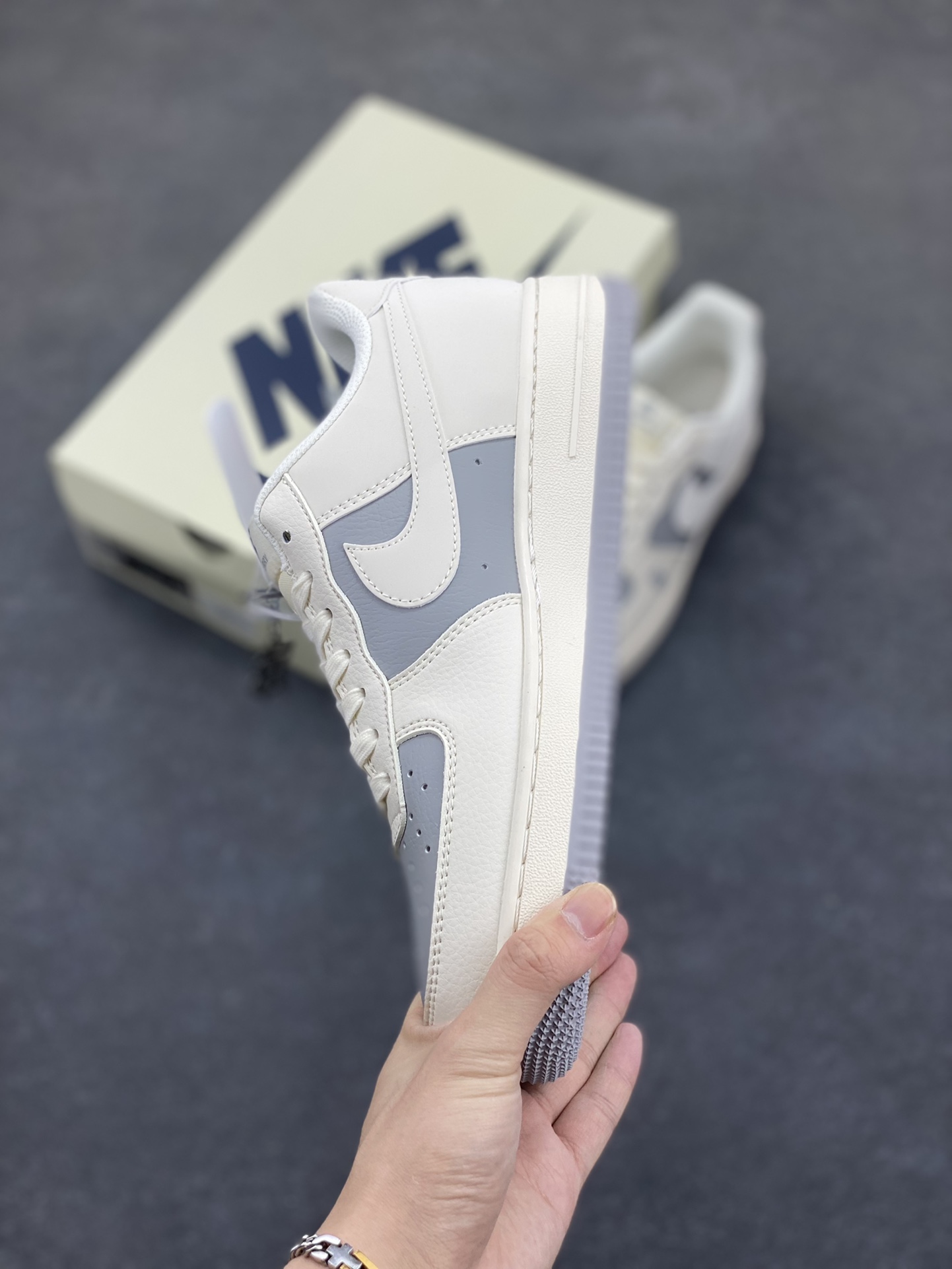 图片[3]-NIke Air Force 1 \’07 Low “巴宝莉联名——米灰”空军一号 低帮 运动鞋 休闲鞋 折边针车 工艺难度大 原楦头原纸板 原装鞋盒 定制五金配件 内置全掌气垫 原厂鞋底 货号：BB8588-225 尺码：36 36.5 37.5 38 38.5 39 40 40.5 41 42 42.5 43 44 44.5 45-选品中心