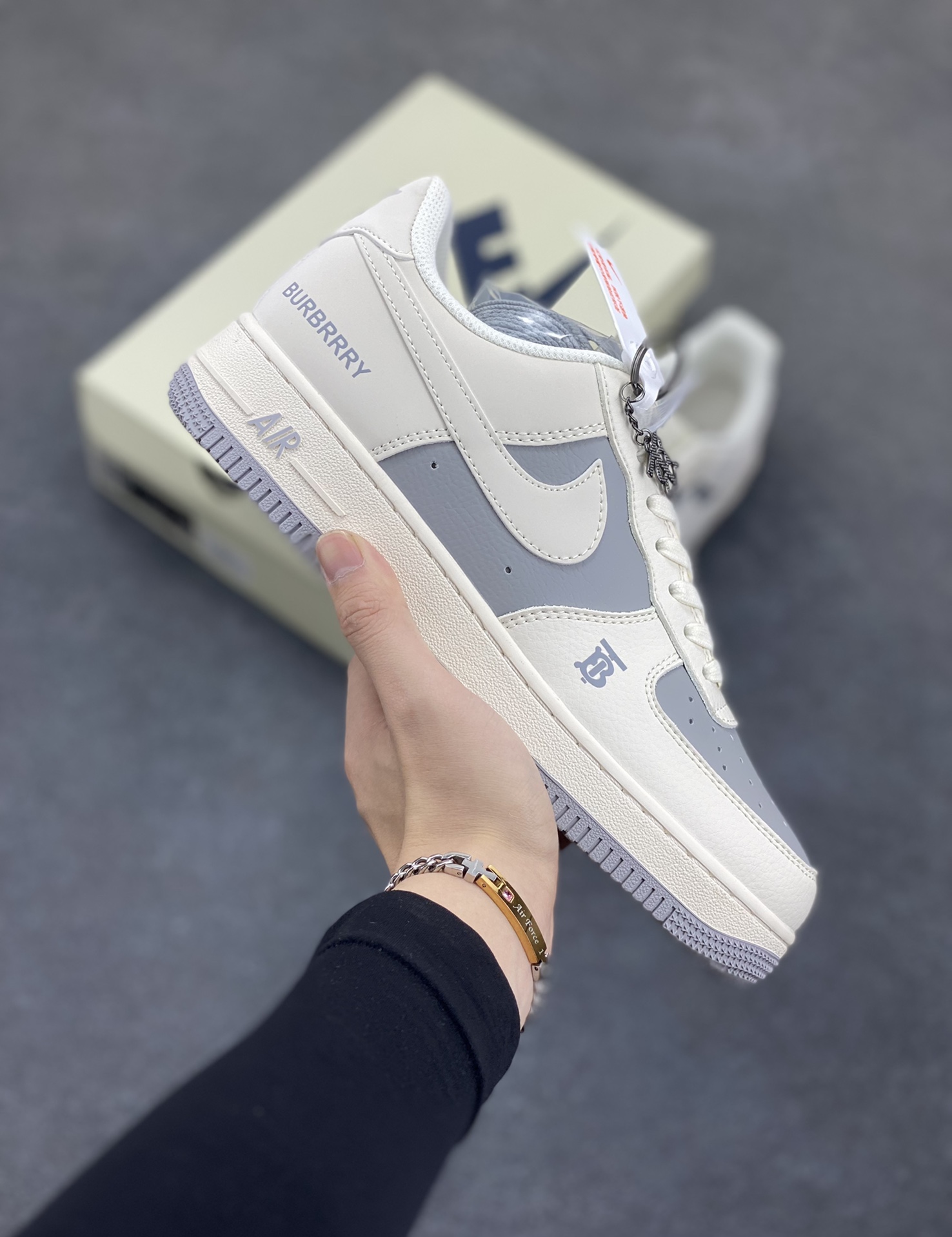 NIke Air Force 1 \’07 Low “巴宝莉联名——米灰”空军一号 低帮 运动鞋 休闲鞋 折边针车 工艺难度大 原楦头原纸板 原装鞋盒 定制五金配件 内置全掌气垫 原厂鞋底 货号：BB8588-225 尺码：36 36.5 37.5 38 38.5 39 40 40.5 41 42 42.5 43 44 44.5 45-选品中心