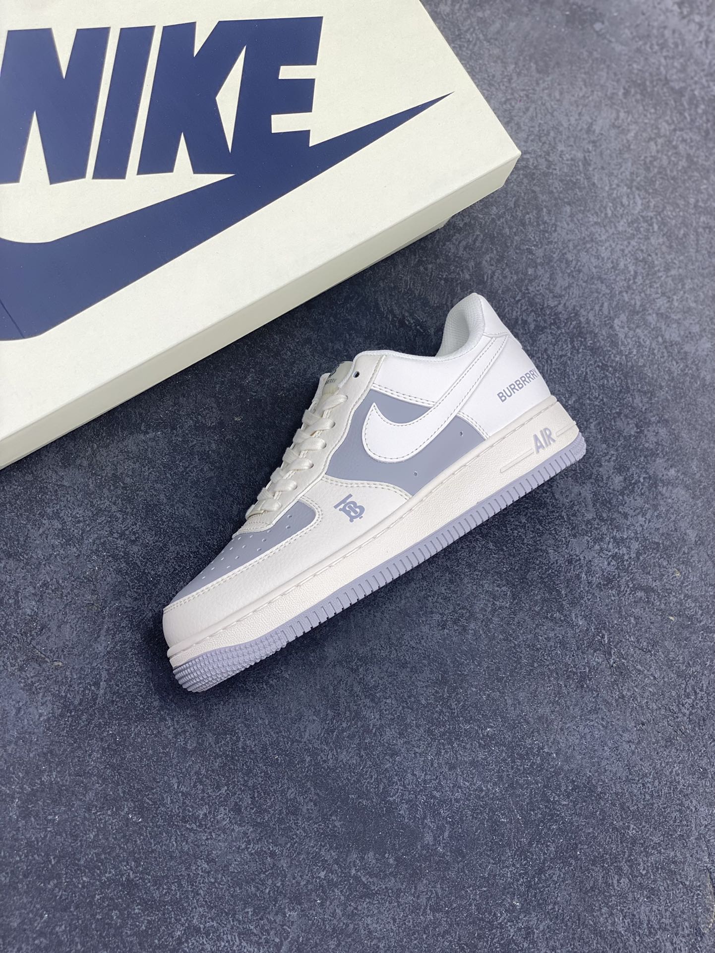 图片[7]-NIke Air Force 1 \’07 Low “巴宝莉联名——米灰”空军一号 低帮 运动鞋 休闲鞋 折边针车 工艺难度大 原楦头原纸板 原装鞋盒 定制五金配件 内置全掌气垫 原厂鞋底 货号：BB8588-225 尺码：36 36.5 37.5 38 38.5 39 40 40.5 41 42 42.5 43 44 44.5 45-选品中心