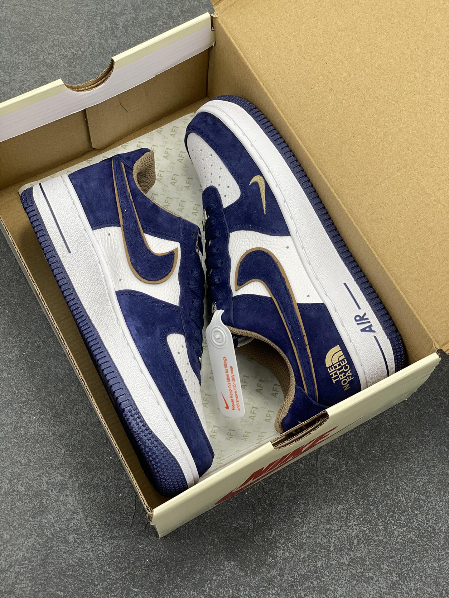 图片[9]-福利特价 Nike Air Force 1 ’07 Low 空军一号低帮百搭休闲运动板鞋。柔软、弹性十足的缓震性能和出色的中底设计，横跨复古与现代的外型结合，造就出风靡全球三十多年的Force 1，直到今天还深受青睐 货号：KK1988-032 尺码：36 36.5 37.5 38 38.5 39 40 40.5 41 42 42.5 43 44 44.5 45-选品中心