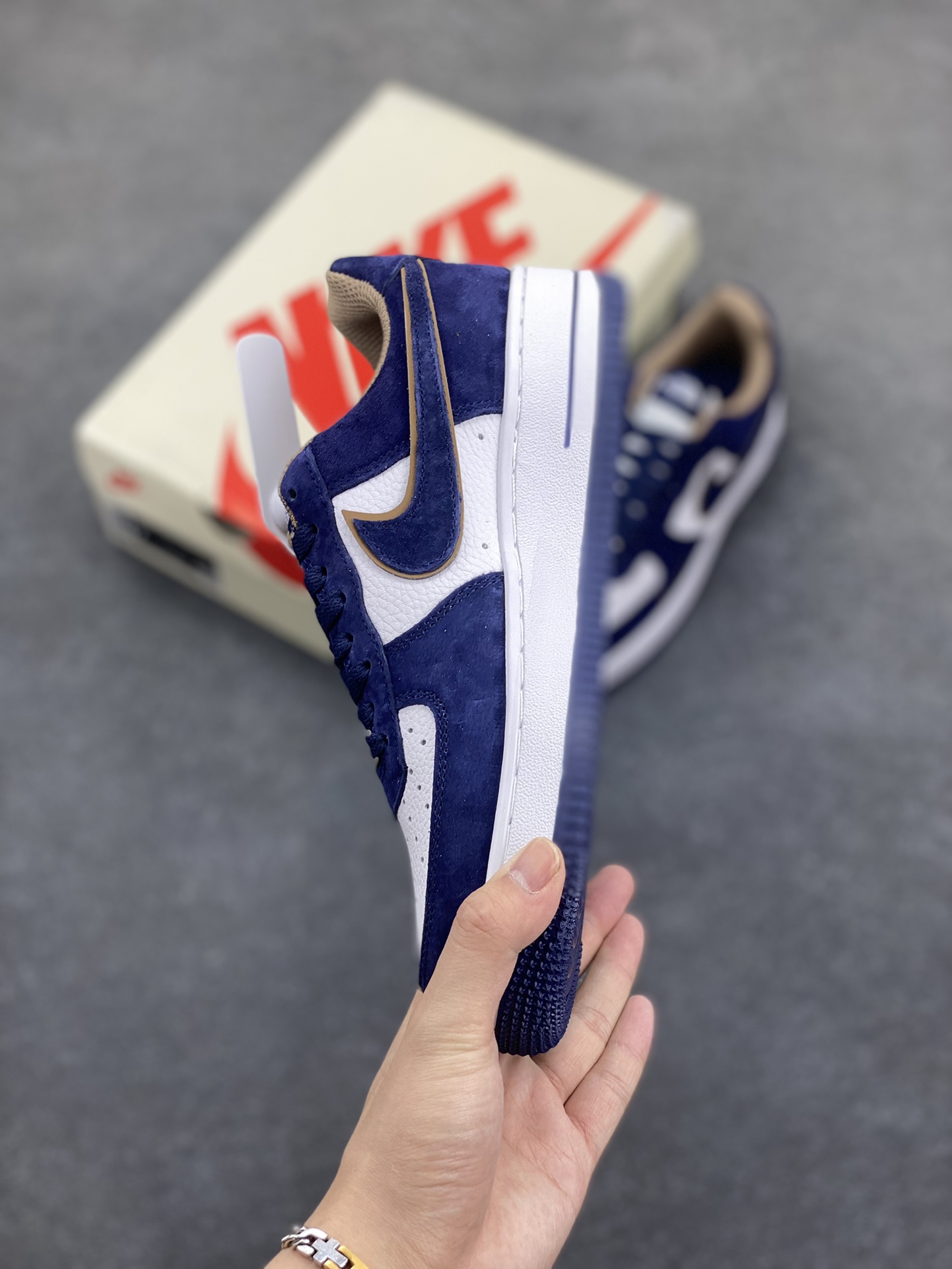 图片[3]-福利特价 Nike Air Force 1 ’07 Low 空军一号低帮百搭休闲运动板鞋。柔软、弹性十足的缓震性能和出色的中底设计，横跨复古与现代的外型结合，造就出风靡全球三十多年的Force 1，直到今天还深受青睐 货号：KK1988-032 尺码：36 36.5 37.5 38 38.5 39 40 40.5 41 42 42.5 43 44 44.5 45-选品中心