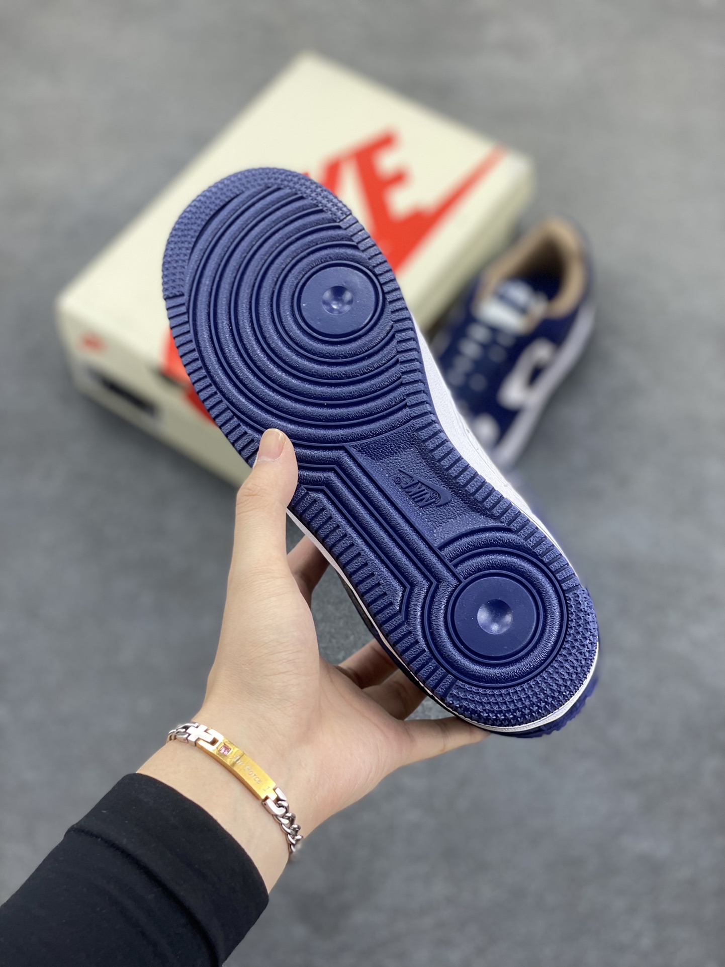 图片[5]-福利特价 Nike Air Force 1 ’07 Low 空军一号低帮百搭休闲运动板鞋。柔软、弹性十足的缓震性能和出色的中底设计，横跨复古与现代的外型结合，造就出风靡全球三十多年的Force 1，直到今天还深受青睐 货号：KK1988-032 尺码：36 36.5 37.5 38 38.5 39 40 40.5 41 42 42.5 43 44 44.5 45-选品中心