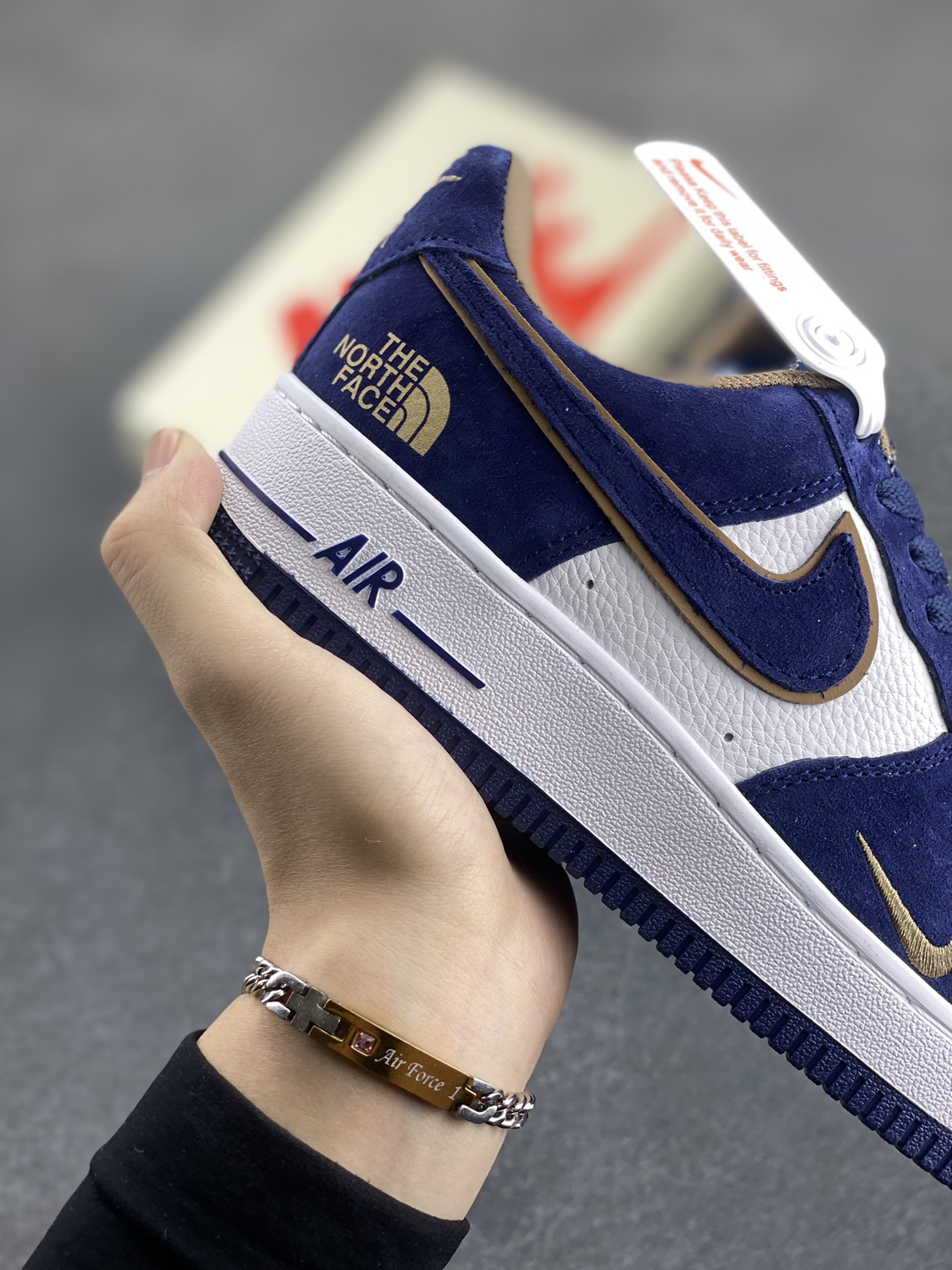 图片[6]-福利特价 Nike Air Force 1 ’07 Low 空军一号低帮百搭休闲运动板鞋。柔软、弹性十足的缓震性能和出色的中底设计，横跨复古与现代的外型结合，造就出风靡全球三十多年的Force 1，直到今天还深受青睐 货号：KK1988-032 尺码：36 36.5 37.5 38 38.5 39 40 40.5 41 42 42.5 43 44 44.5 45-选品中心