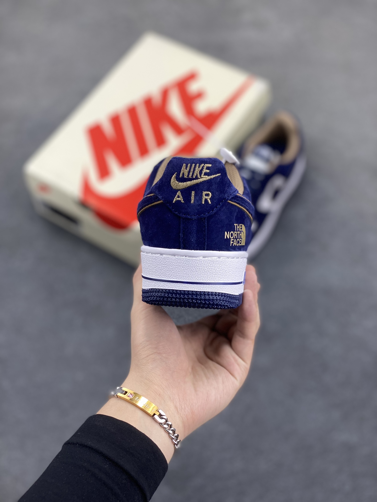 图片[4]-福利特价 Nike Air Force 1 ’07 Low 空军一号低帮百搭休闲运动板鞋。柔软、弹性十足的缓震性能和出色的中底设计，横跨复古与现代的外型结合，造就出风靡全球三十多年的Force 1，直到今天还深受青睐 货号：KK1988-032 尺码：36 36.5 37.5 38 38.5 39 40 40.5 41 42 42.5 43 44 44.5 45-选品中心