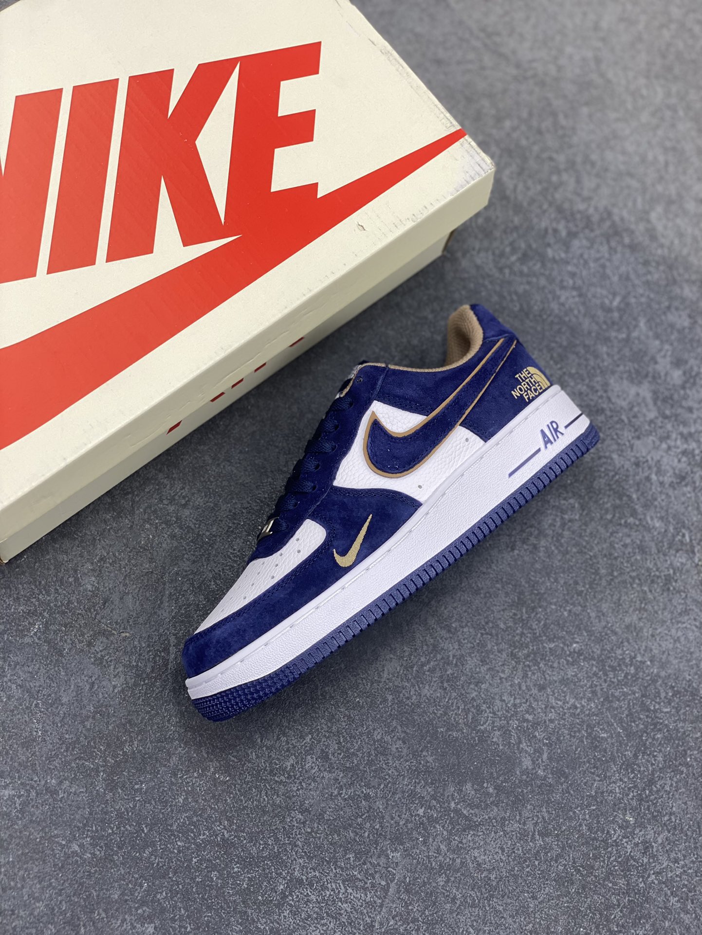 图片[7]-福利特价 Nike Air Force 1 ’07 Low 空军一号低帮百搭休闲运动板鞋。柔软、弹性十足的缓震性能和出色的中底设计，横跨复古与现代的外型结合，造就出风靡全球三十多年的Force 1，直到今天还深受青睐 货号：KK1988-032 尺码：36 36.5 37.5 38 38.5 39 40 40.5 41 42 42.5 43 44 44.5 45-选品中心