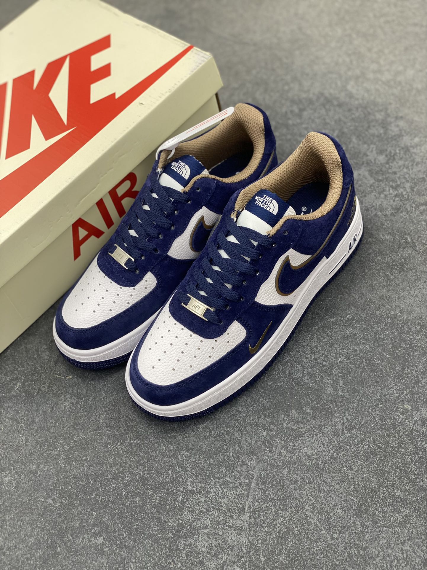 图片[8]-福利特价 Nike Air Force 1 ’07 Low 空军一号低帮百搭休闲运动板鞋。柔软、弹性十足的缓震性能和出色的中底设计，横跨复古与现代的外型结合，造就出风靡全球三十多年的Force 1，直到今天还深受青睐 货号：KK1988-032 尺码：36 36.5 37.5 38 38.5 39 40 40.5 41 42 42.5 43 44 44.5 45-选品中心