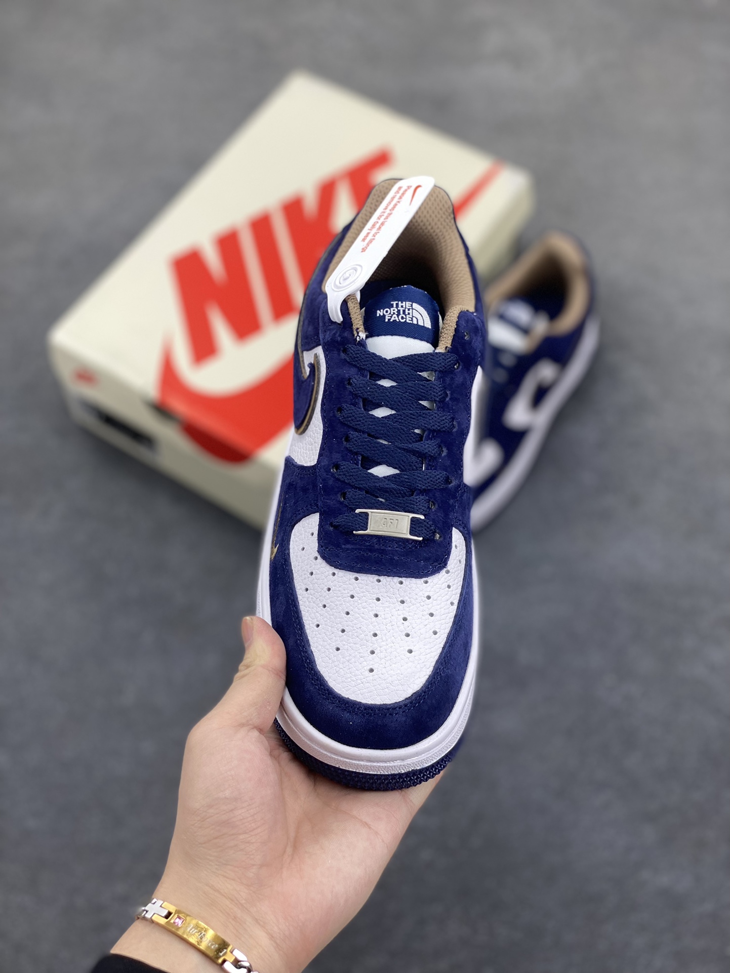 图片[2]-福利特价 Nike Air Force 1 ’07 Low 空军一号低帮百搭休闲运动板鞋。柔软、弹性十足的缓震性能和出色的中底设计，横跨复古与现代的外型结合，造就出风靡全球三十多年的Force 1，直到今天还深受青睐 货号：KK1988-032 尺码：36 36.5 37.5 38 38.5 39 40 40.5 41 42 42.5 43 44 44.5 45-选品中心