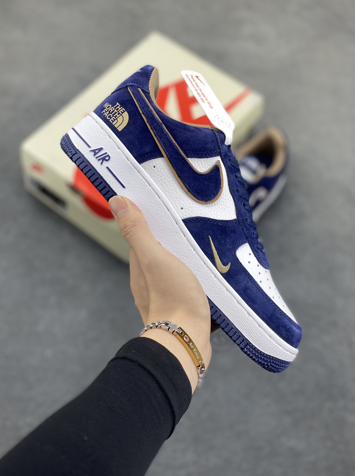 福利特价 Nike Air Force 1 ’07 Low 空军一号低帮百搭休闲运动板鞋。柔软、弹性十足的缓震性能和出色的中底设计，横跨复古与现代的外型结合，造就出风靡全球三十多年的Force 1，直到今天还深受青睐 货号：KK1988-032 尺码：36 36.5 37.5 38 38.5 39 40 40.5 41 42 42.5 43 44 44.5 45-选品中心