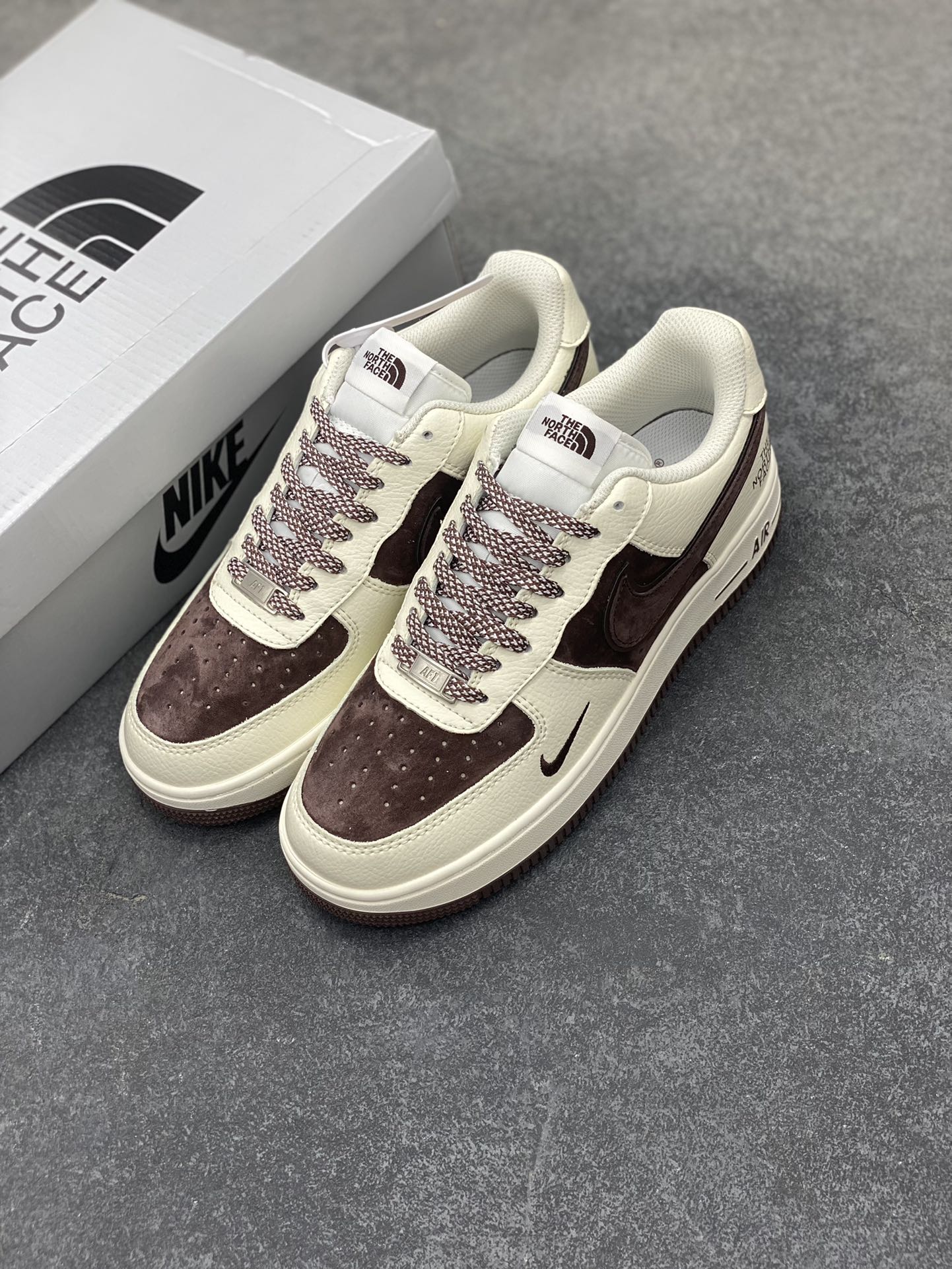 图片[8]-福利特价 Nike Air Force 1 ’07 Low 空军一号低帮百搭休闲运动板鞋。柔软、弹性十足的缓震性能和出色的中底设计，横跨复古与现代的外型结合，造就出风靡全球三十多年的Force 1，直到今天还深受青睐 货号：QY6818-526 尺码：36 36.5 37.5 38 38.5 39 40 40.5 41 42 42.5 43 44 44.5 45-选品中心