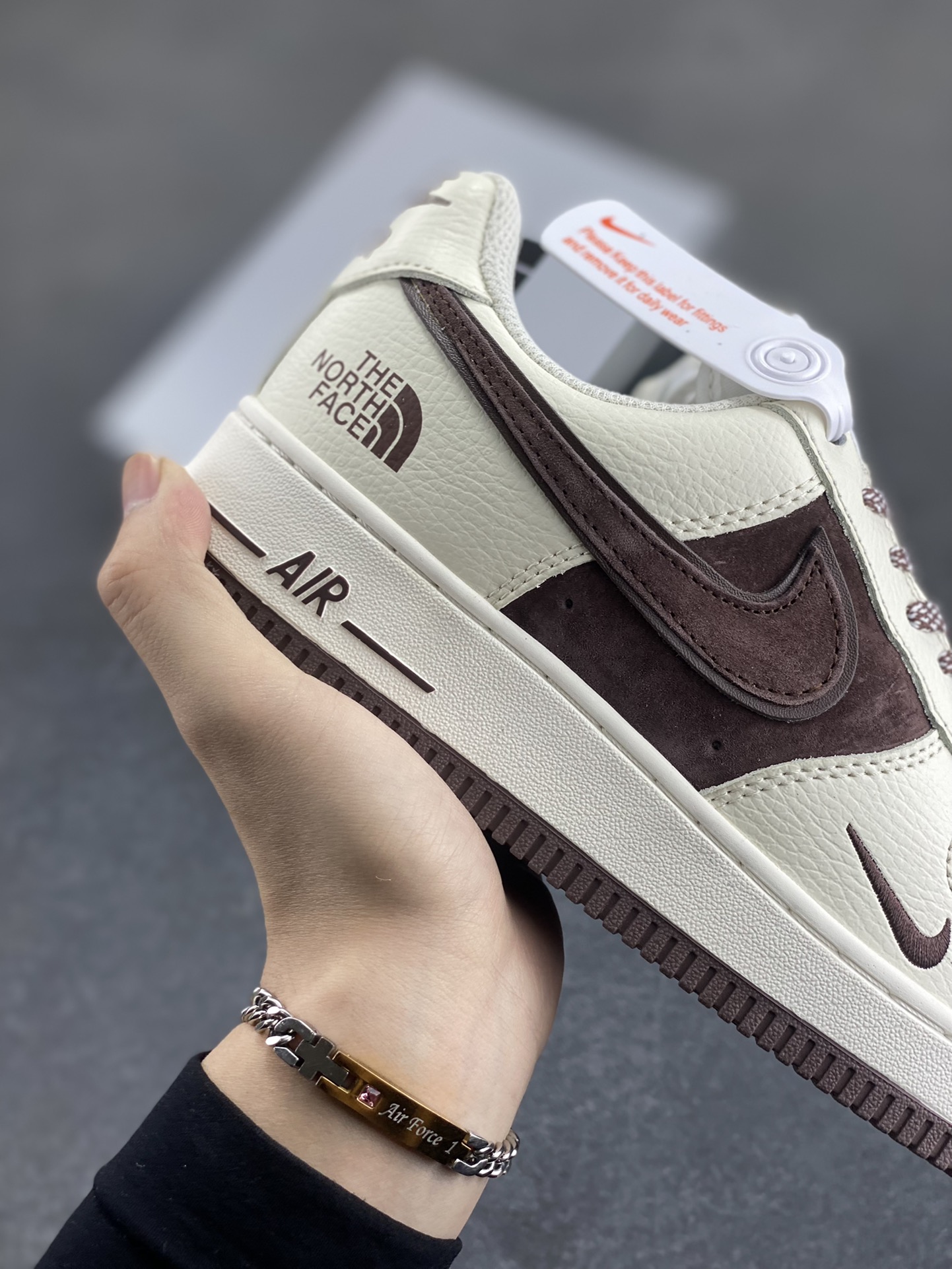 图片[6]-福利特价 Nike Air Force 1 ’07 Low 空军一号低帮百搭休闲运动板鞋。柔软、弹性十足的缓震性能和出色的中底设计，横跨复古与现代的外型结合，造就出风靡全球三十多年的Force 1，直到今天还深受青睐 货号：QY6818-526 尺码：36 36.5 37.5 38 38.5 39 40 40.5 41 42 42.5 43 44 44.5 45-选品中心