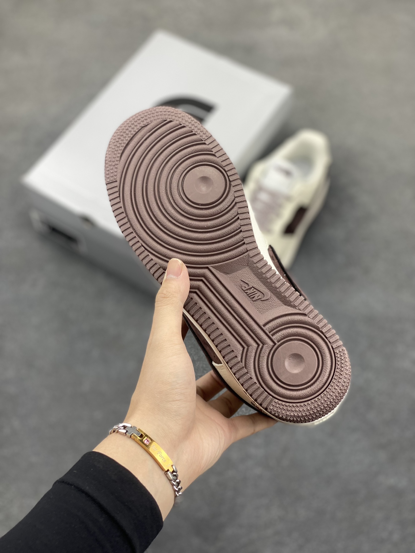 图片[5]-福利特价 Nike Air Force 1 ’07 Low 空军一号低帮百搭休闲运动板鞋。柔软、弹性十足的缓震性能和出色的中底设计，横跨复古与现代的外型结合，造就出风靡全球三十多年的Force 1，直到今天还深受青睐 货号：QY6818-526 尺码：36 36.5 37.5 38 38.5 39 40 40.5 41 42 42.5 43 44 44.5 45-选品中心