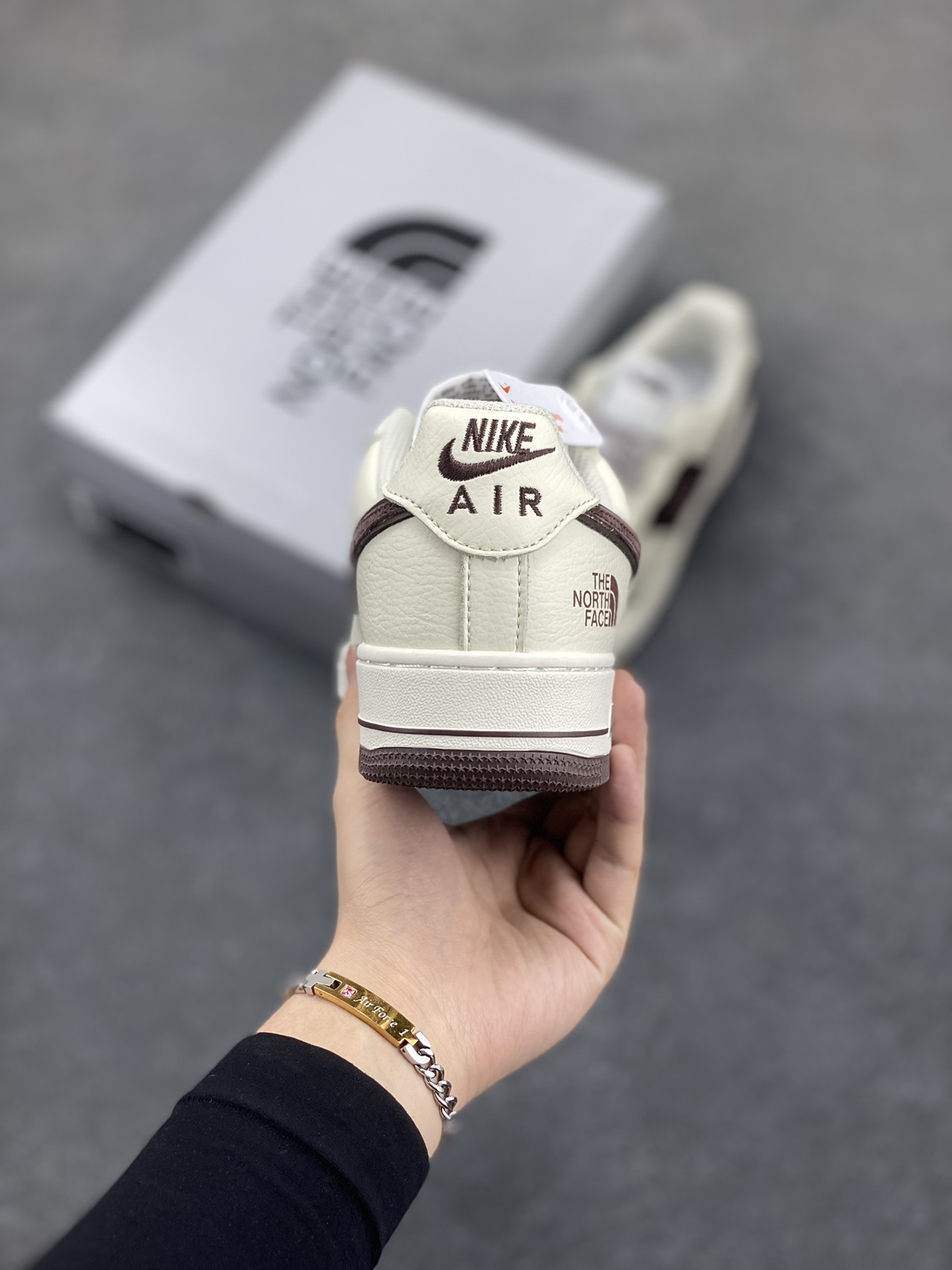 图片[4]-福利特价 Nike Air Force 1 ’07 Low 空军一号低帮百搭休闲运动板鞋。柔软、弹性十足的缓震性能和出色的中底设计，横跨复古与现代的外型结合，造就出风靡全球三十多年的Force 1，直到今天还深受青睐 货号：QY6818-526 尺码：36 36.5 37.5 38 38.5 39 40 40.5 41 42 42.5 43 44 44.5 45-选品中心