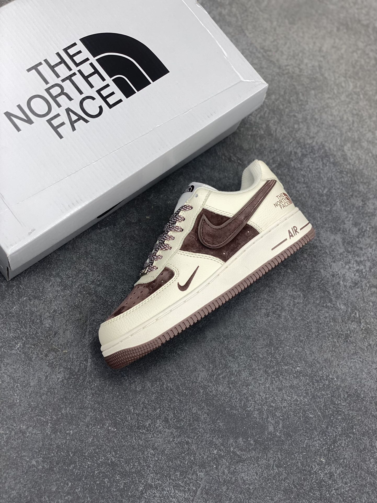 图片[7]-福利特价 Nike Air Force 1 ’07 Low 空军一号低帮百搭休闲运动板鞋。柔软、弹性十足的缓震性能和出色的中底设计，横跨复古与现代的外型结合，造就出风靡全球三十多年的Force 1，直到今天还深受青睐 货号：QY6818-526 尺码：36 36.5 37.5 38 38.5 39 40 40.5 41 42 42.5 43 44 44.5 45-选品中心
